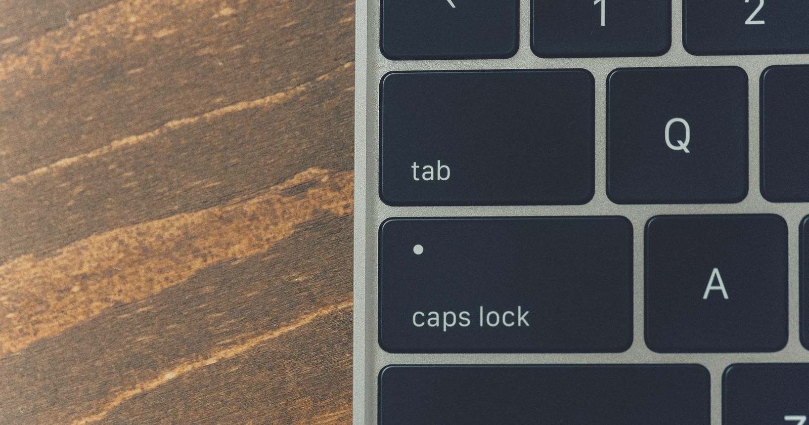 「キーボードの caps lock と tab ボタン」の写真