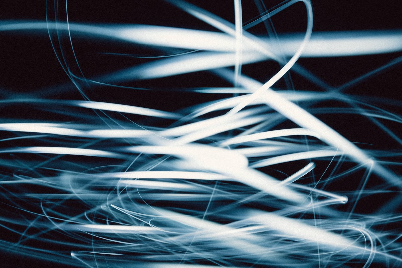 交錯する光跡の写真を無料ダウンロード フリー素材 ぱくたそ