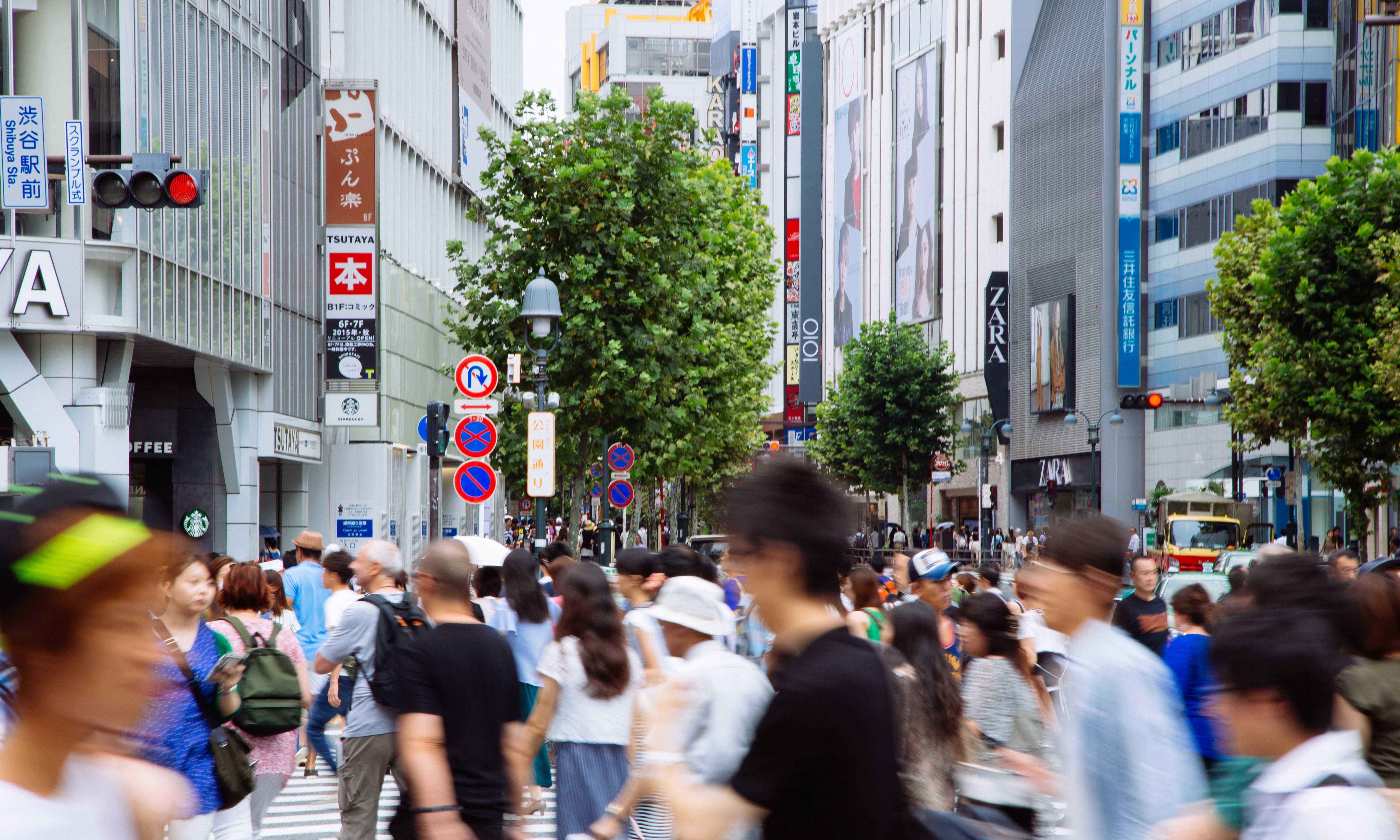 人混みでごった返す渋谷駅前スクランブルの写真を無料ダウンロード フリー素材 ぱくたそ