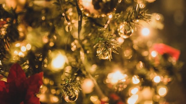 「クリスマスツリーと装飾」のフリー写真素材