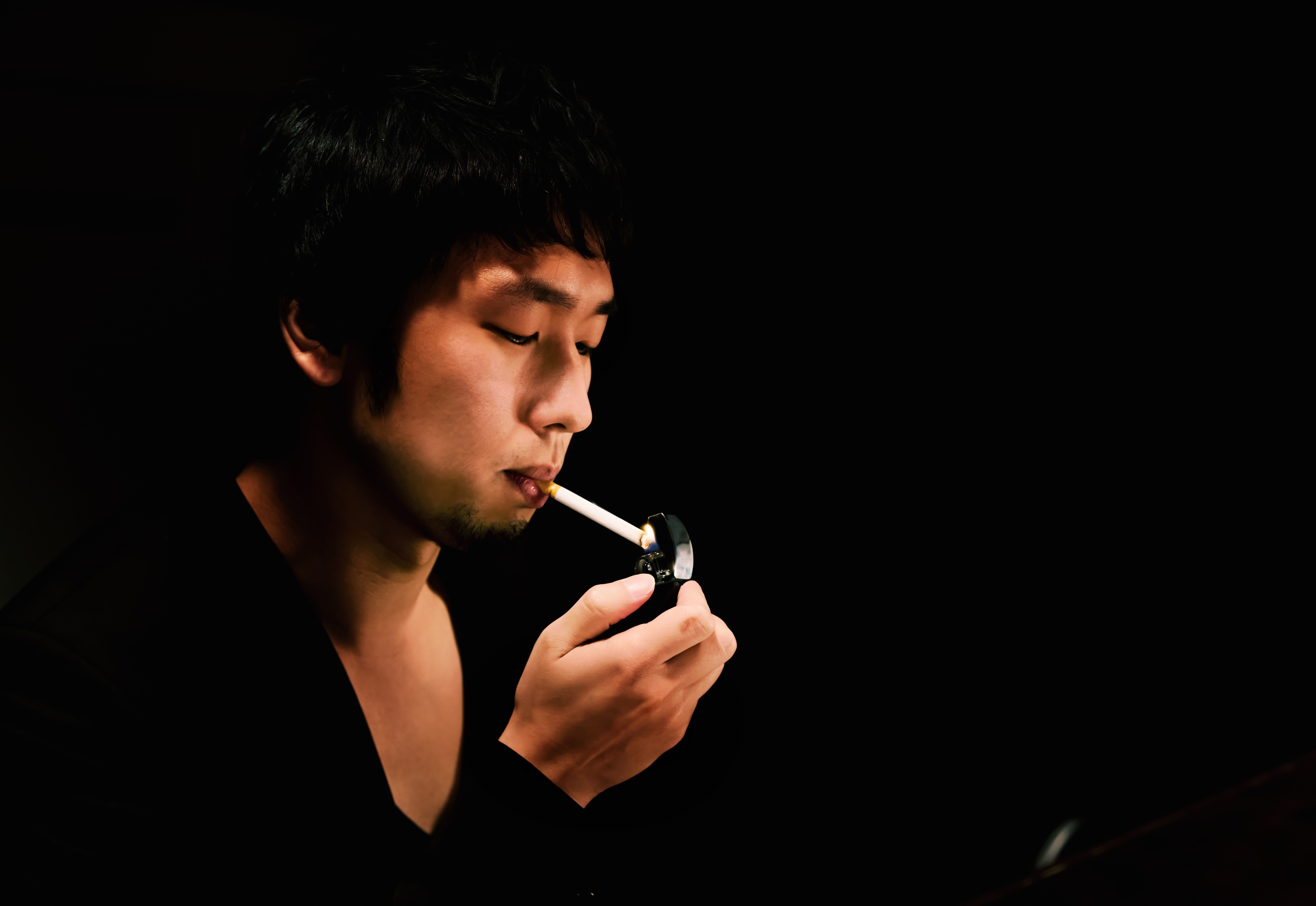 暗いbarでタバコに火をつける男性の写真 画像 を無料ダウンロード フリー素材のぱくたそ
