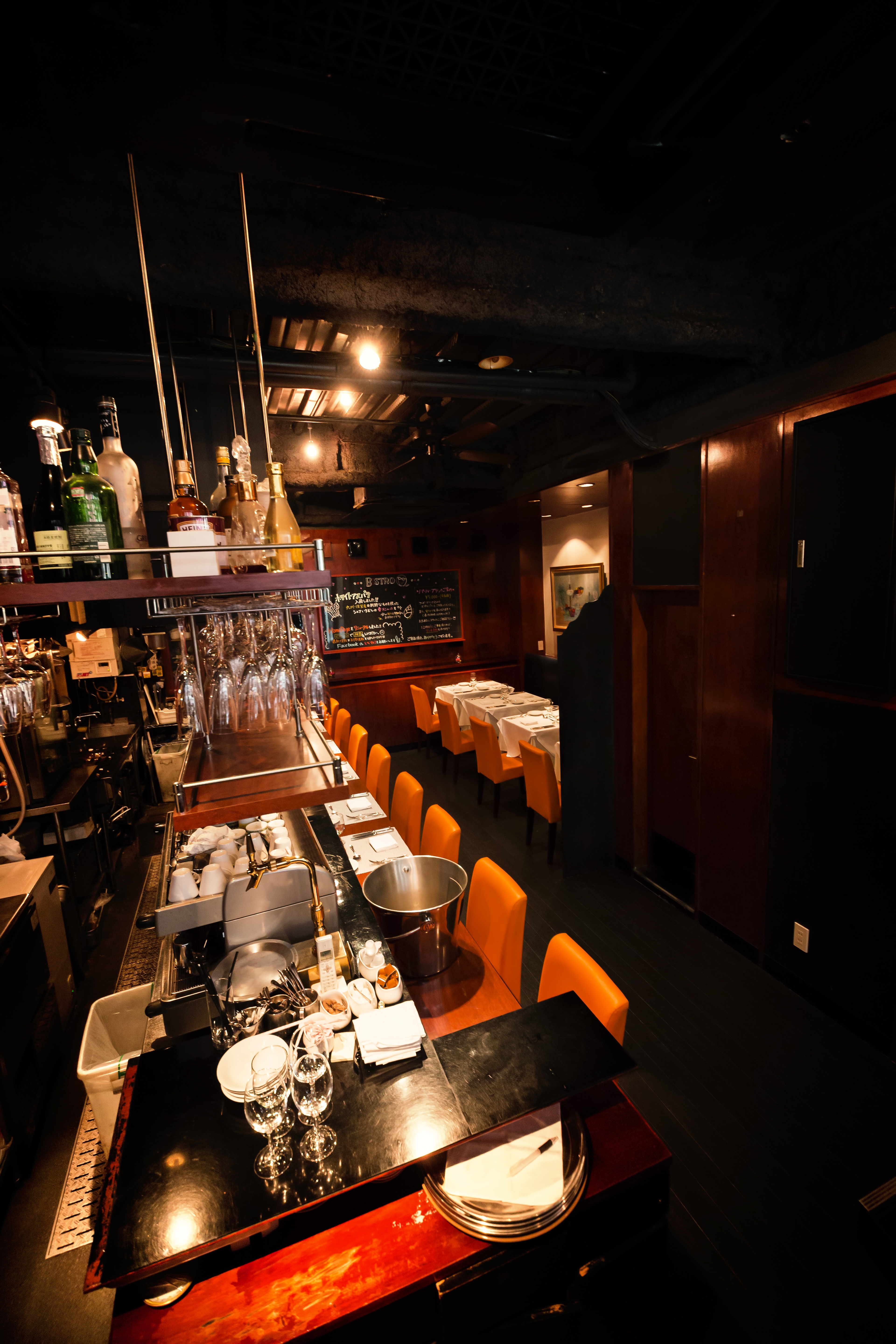 おしゃれなフレンチレストランの店内の写真素材 ぱくたそ