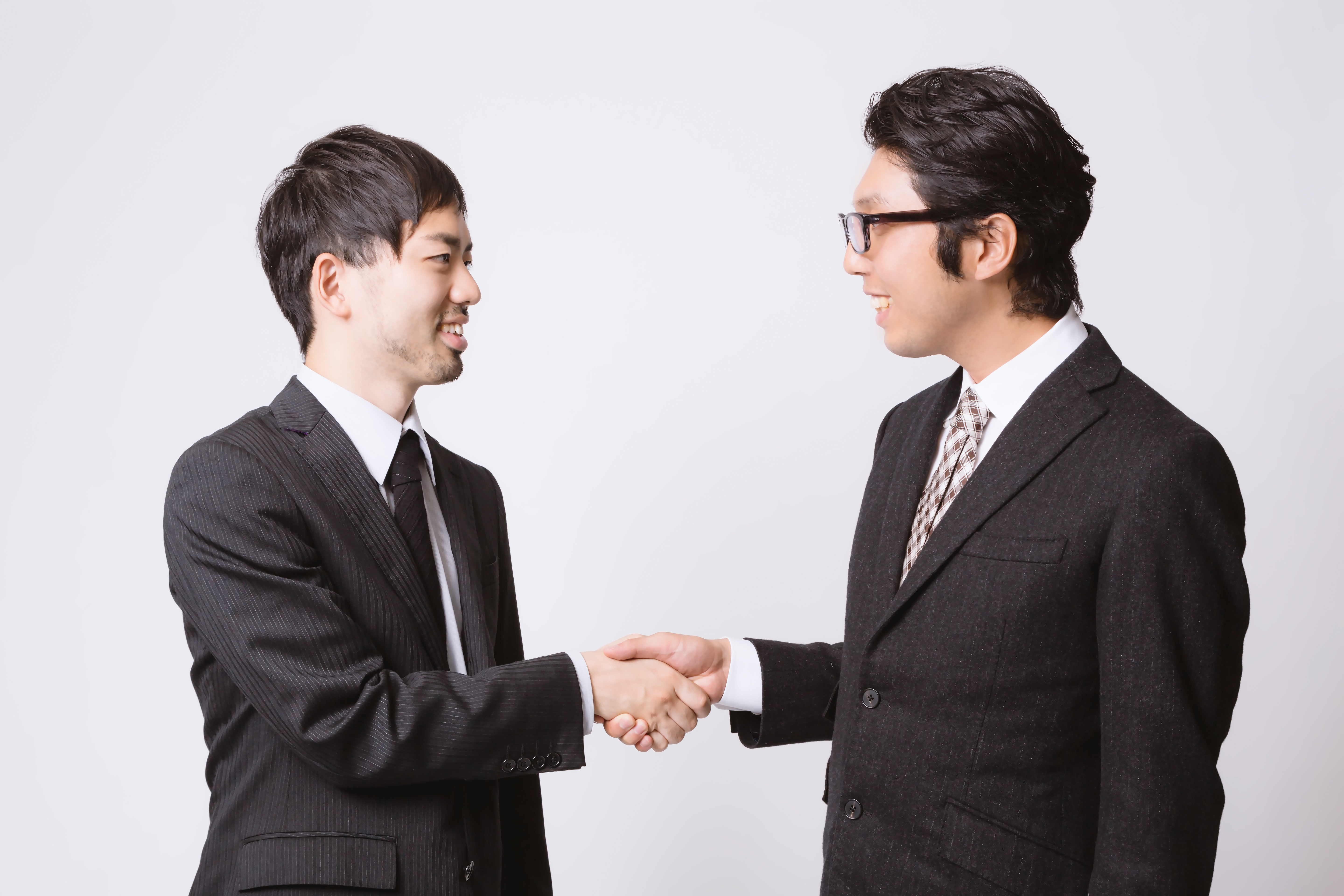 取引が成立して握手を交わすサラリーマンの写真を無料ダウンロード フリー素材 ぱくたそ 取引が成立して握手を交わすサラリーマンの写真を無料ダウンロード フリー素材 ぱくたそ