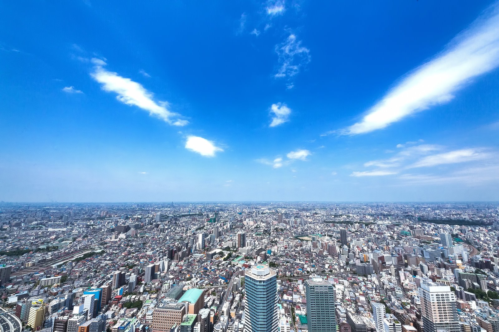 青空と都会の街並みの写真 フリー素材は ぱくたそ 写真を無料ダウンロード