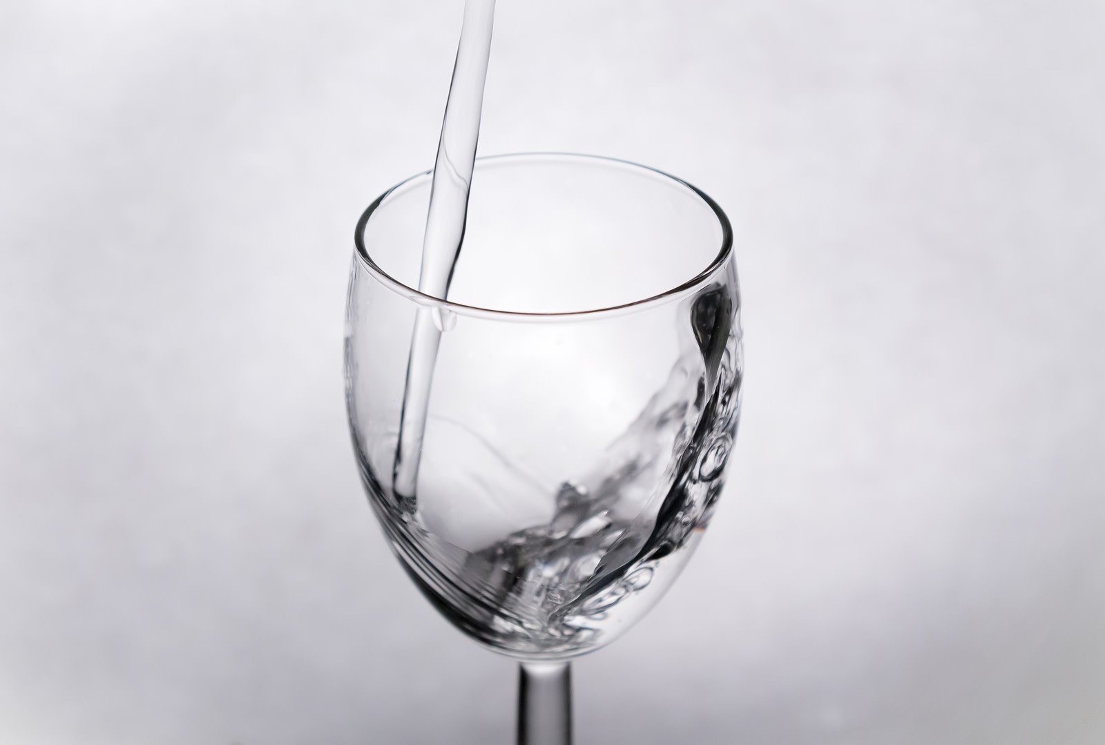 「グラスに注がれる水」の写真
