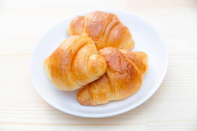 お皿に乗ったクロワッサン