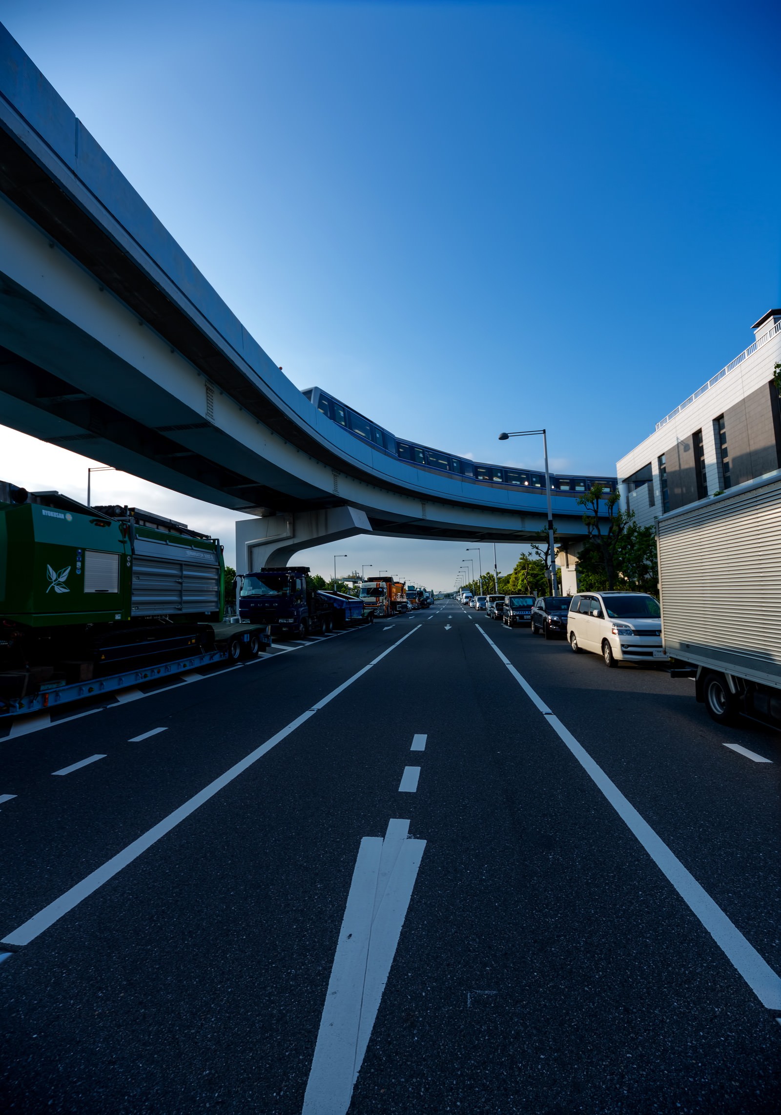 モノレールと渋滞する車の列の写真素材 ぱくたそ