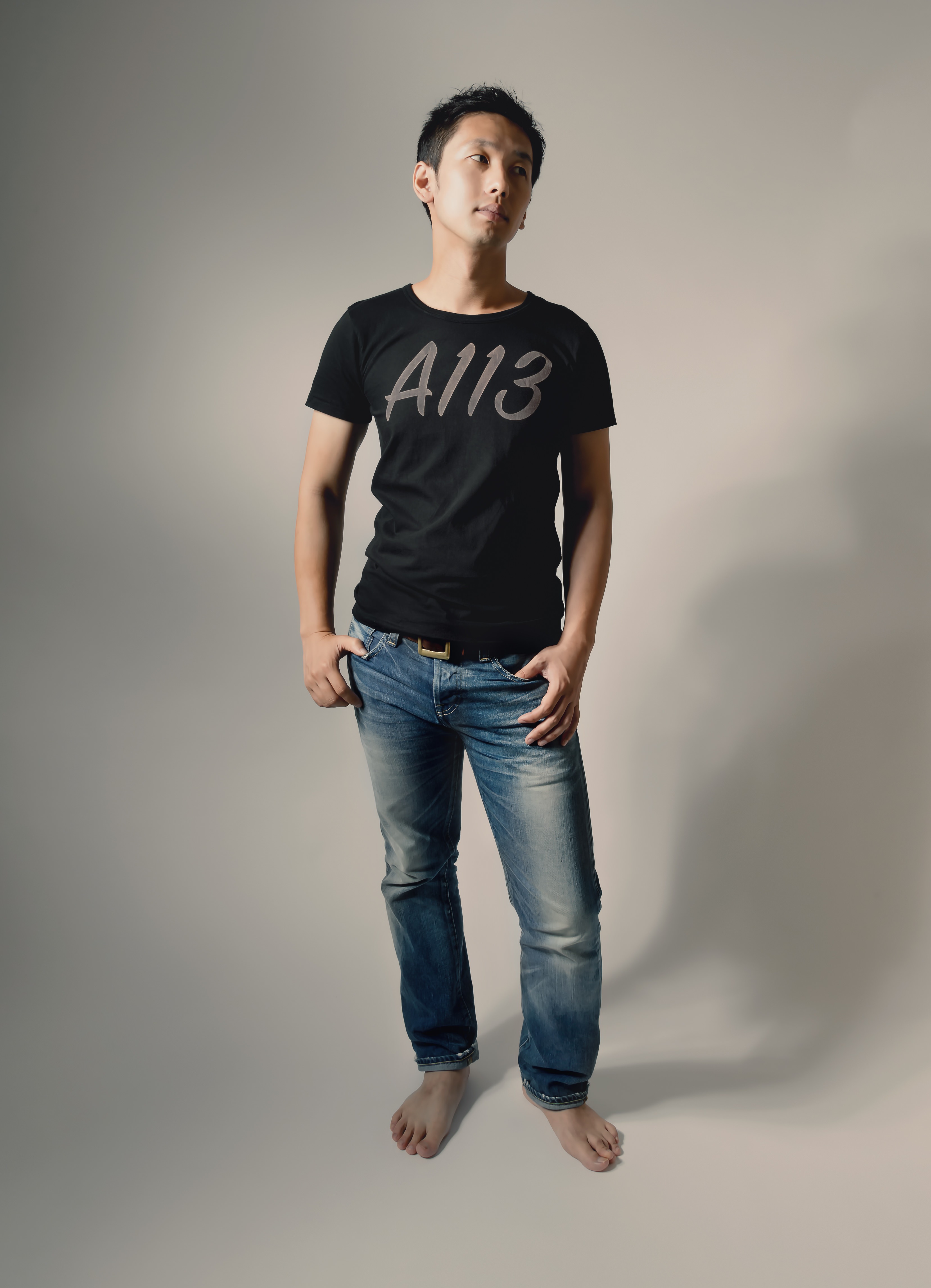 A113と書かれたtシャツを着てポージングする男性の写真を無料ダウンロード フリー素材 ぱくたそ A113と書かれたtシャツを着てポージングする男性の写真を無料ダウンロード フリー素材 ぱくたそ