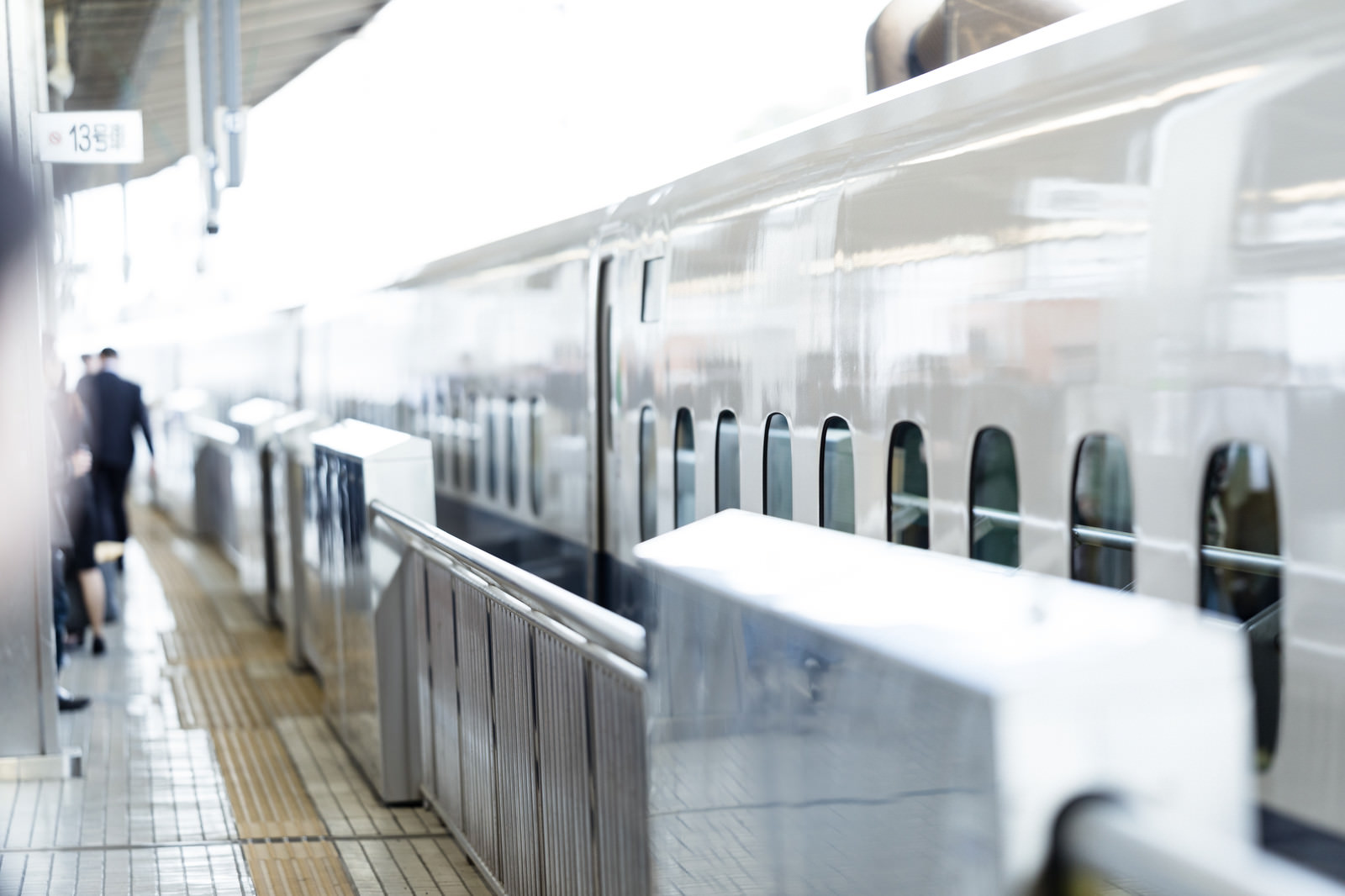 「ホームに停車中の新幹線」の写真