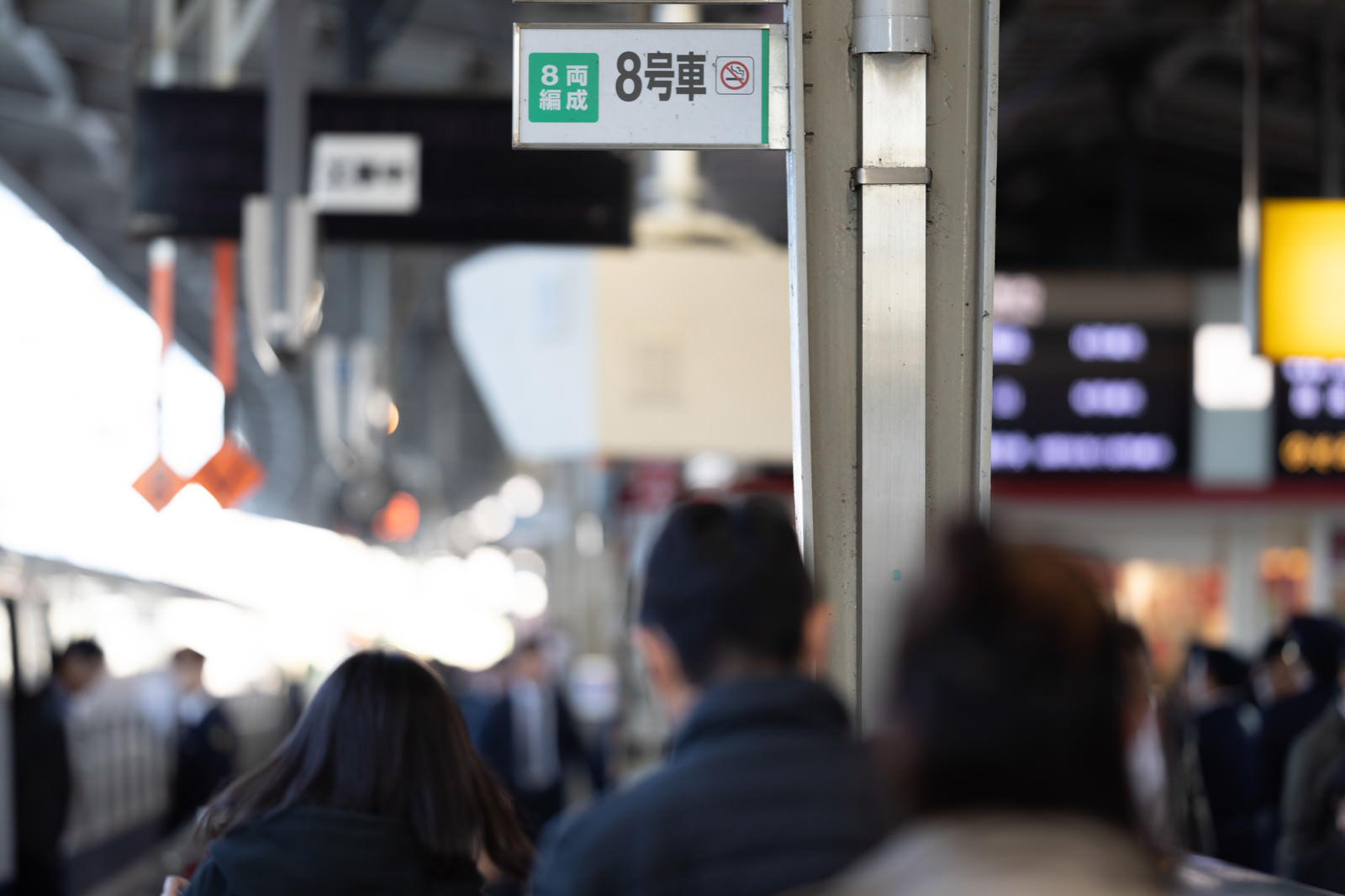 駅ホームの乗車位置の写真を無料ダウンロード フリー素材 ぱくたそ