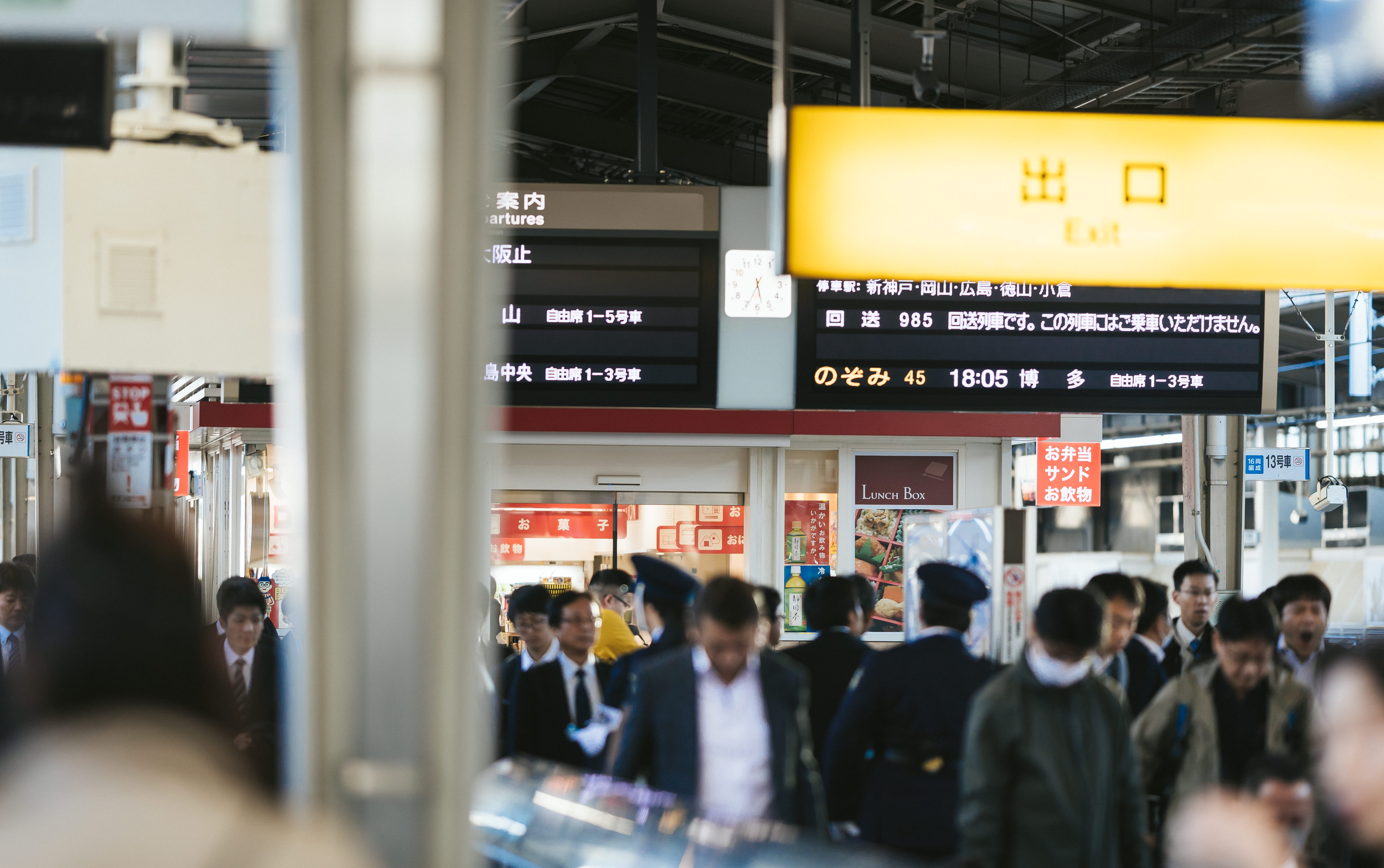 新幹線ホームの人混みの写真を無料ダウンロード フリー素材 ぱくたそ 新幹線ホームの人混みの写真を無料ダウンロード フリー素材 ぱくたそ