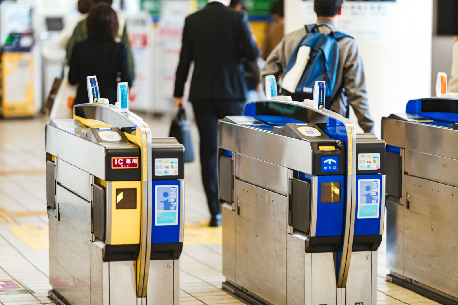 「駅の自動改札」の写真