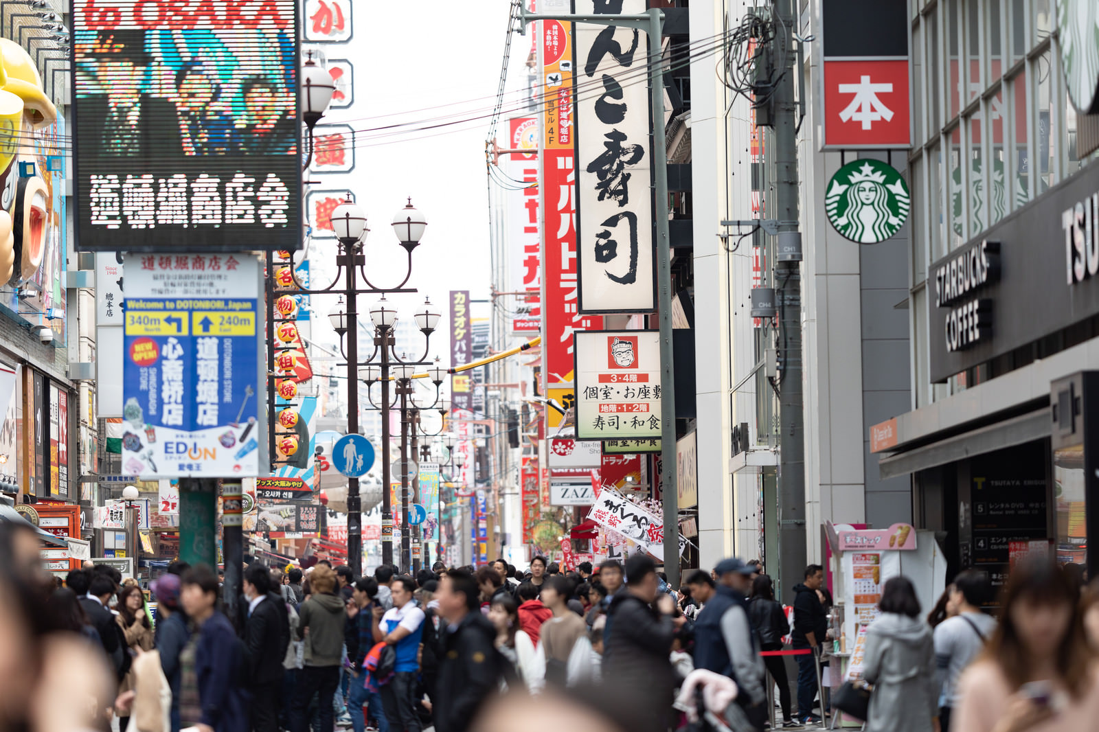 喧騒と人混みの道頓堀の写真素材 ぱくたそ