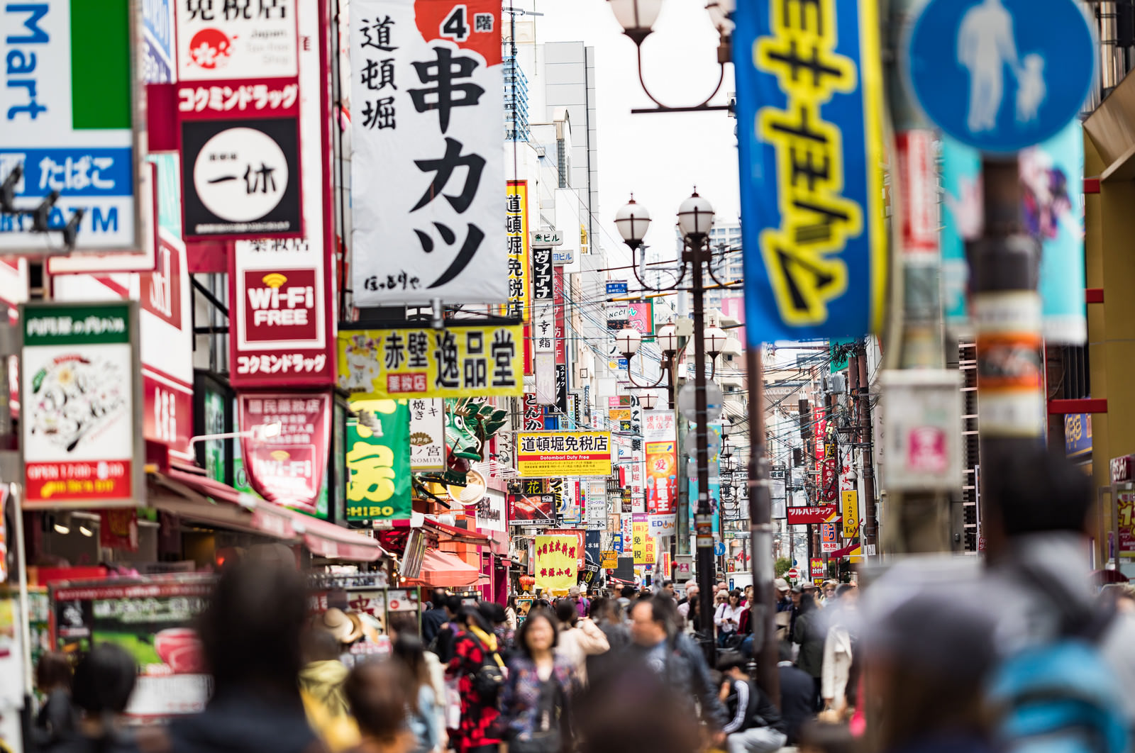 人で溢れかえる道頓堀の写真 画像 を無料ダウンロード フリー素材のぱくたそ