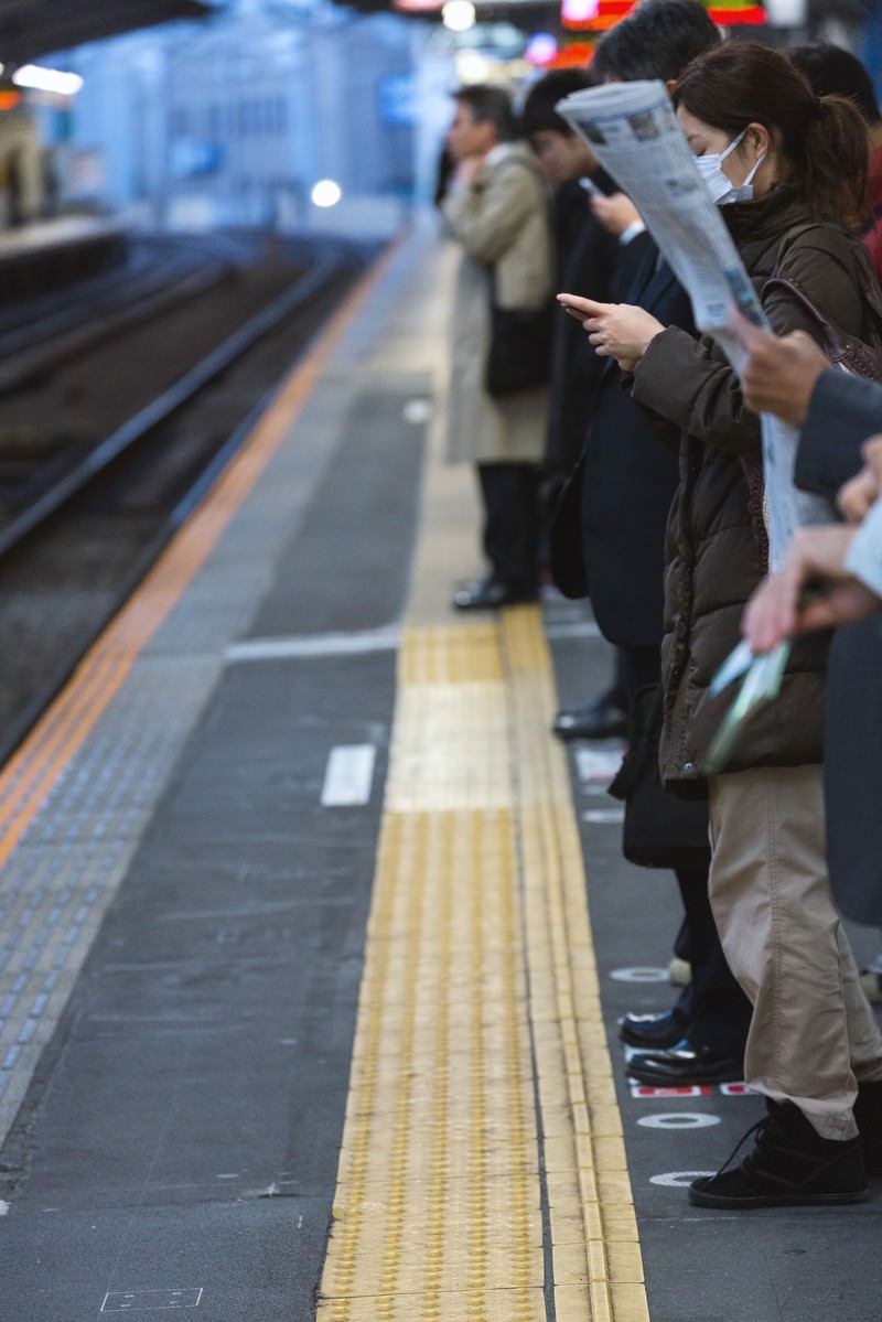 混雑する駅のホームの写真素材 ぱくたそ