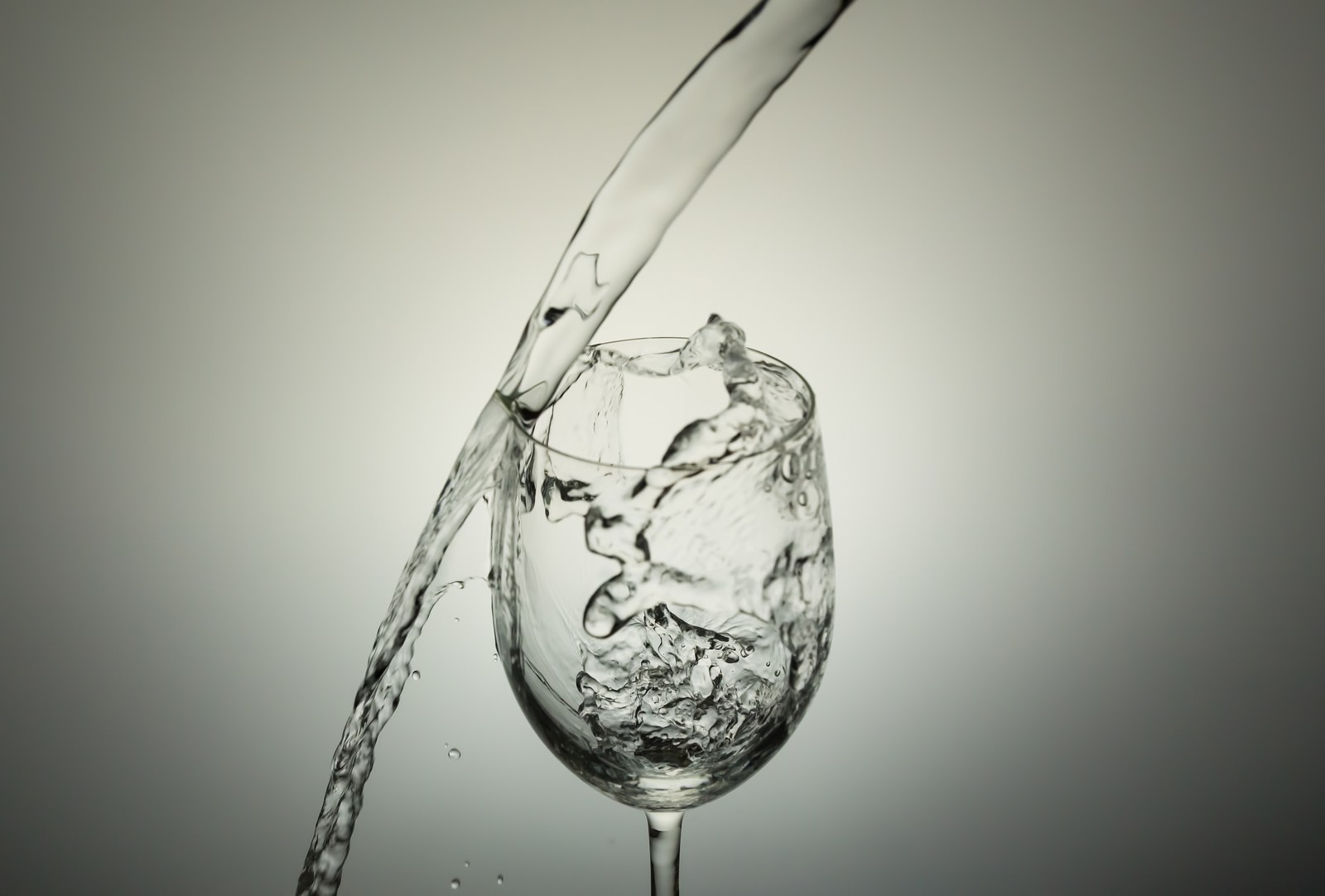 「グラスに水入れようと失敗！ | フリー素材のぱくたそ」の写真