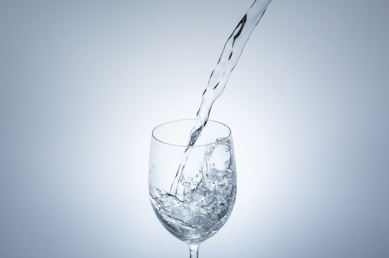 「グラスの中に注がれる水」の写真