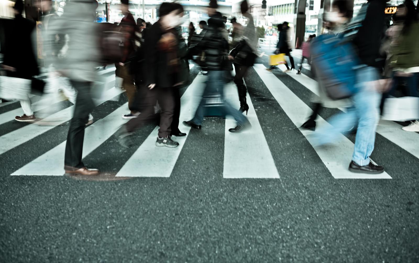 横断歩道、行き交う人達の写真を無料ダウンロード（フリー素材） - ぱくたそ