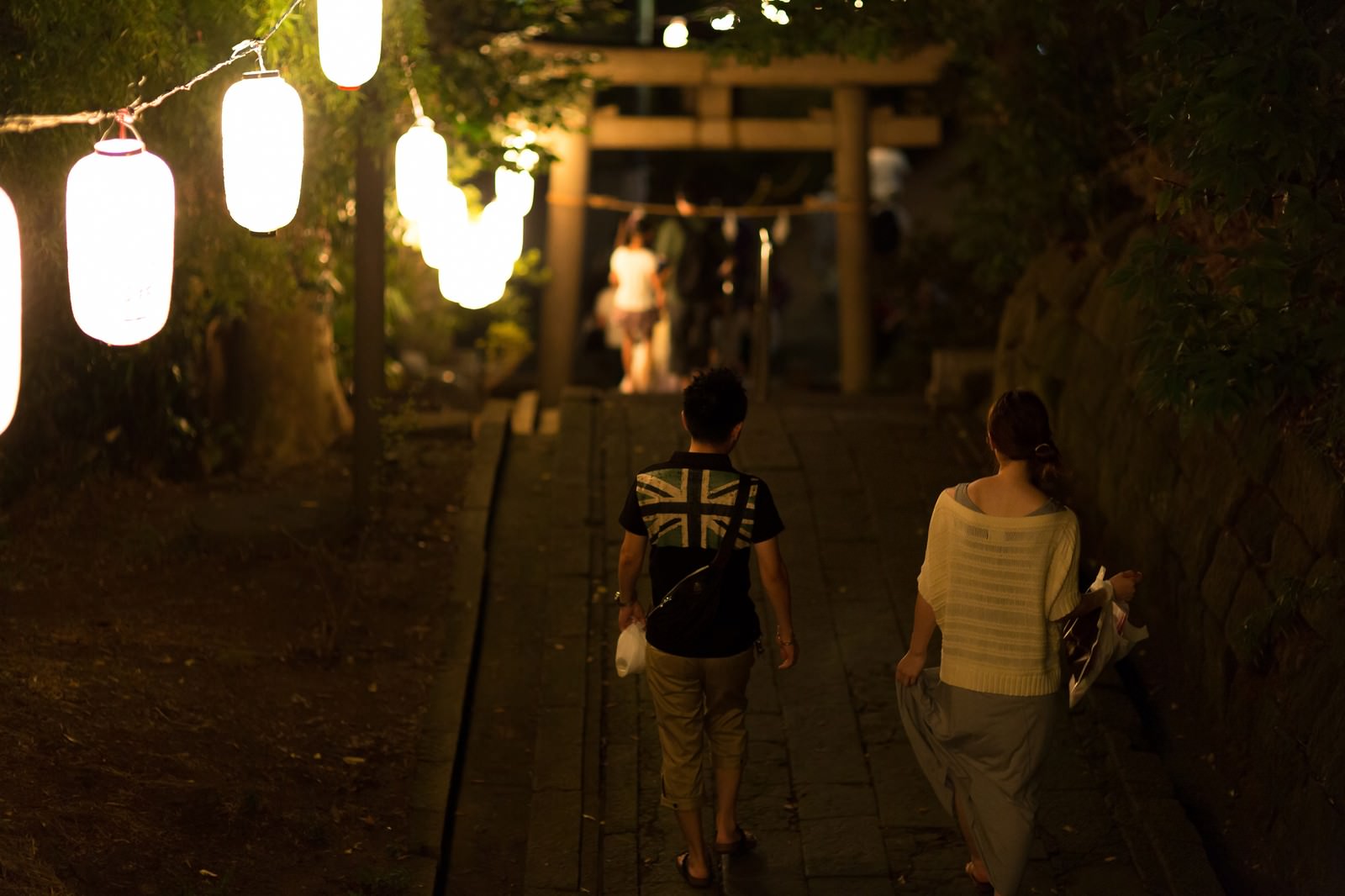 神社のお祭りと恋人の写真素材 ぱくたそ