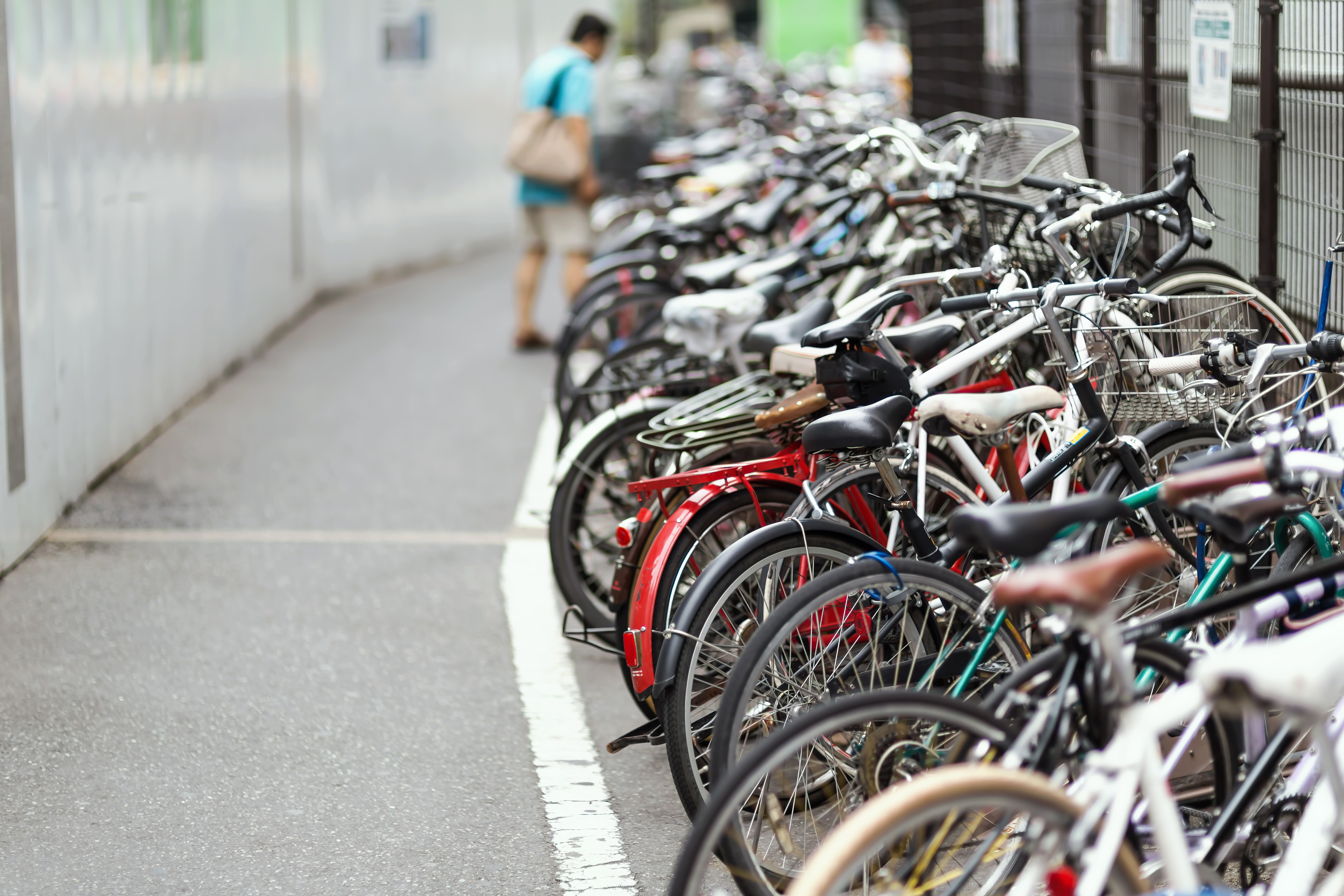 自転車置き場の写真 画像 フリー素材 ぱくたそ