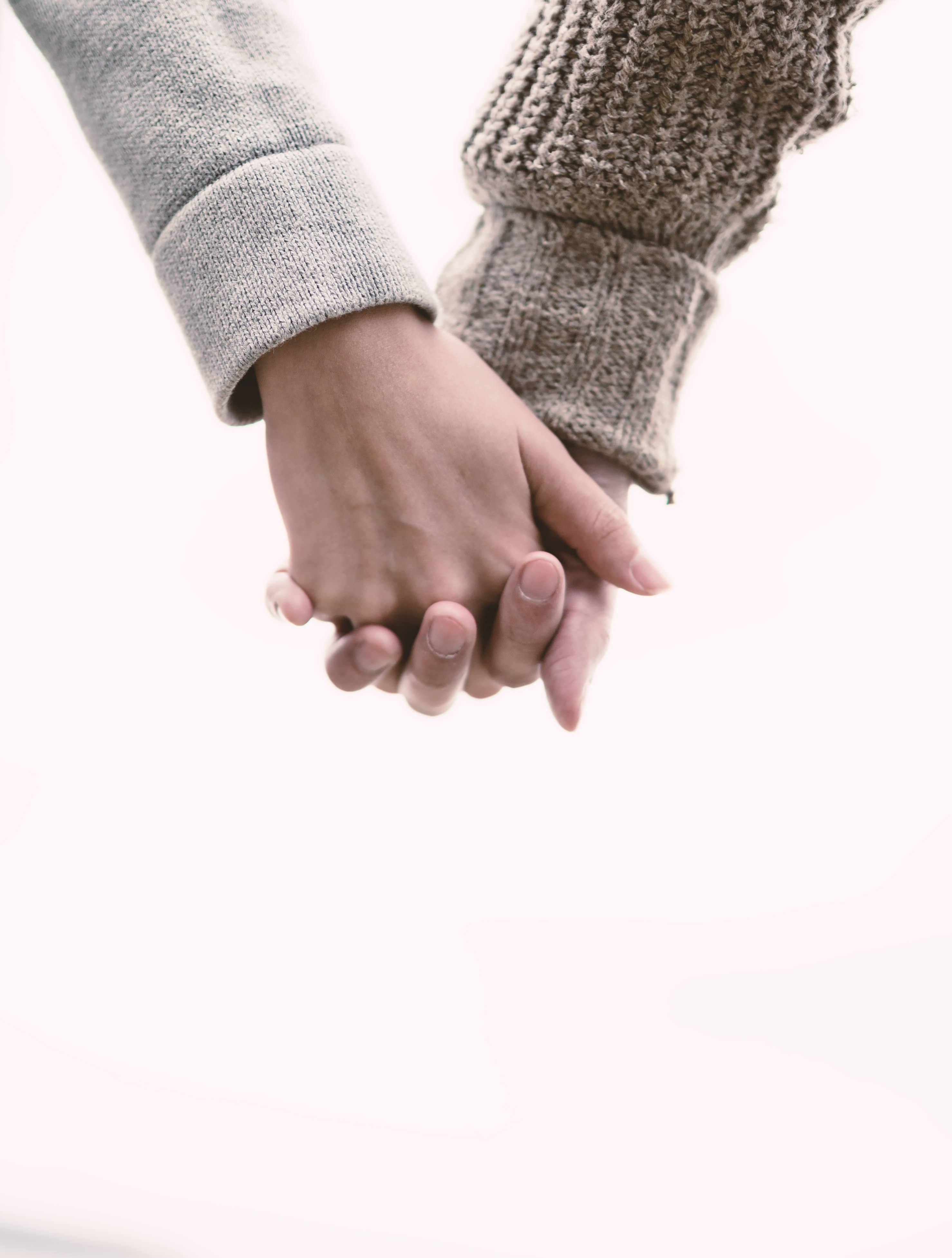 恋人と手をつなぐ Love握り の写真素材 ぱくたそ