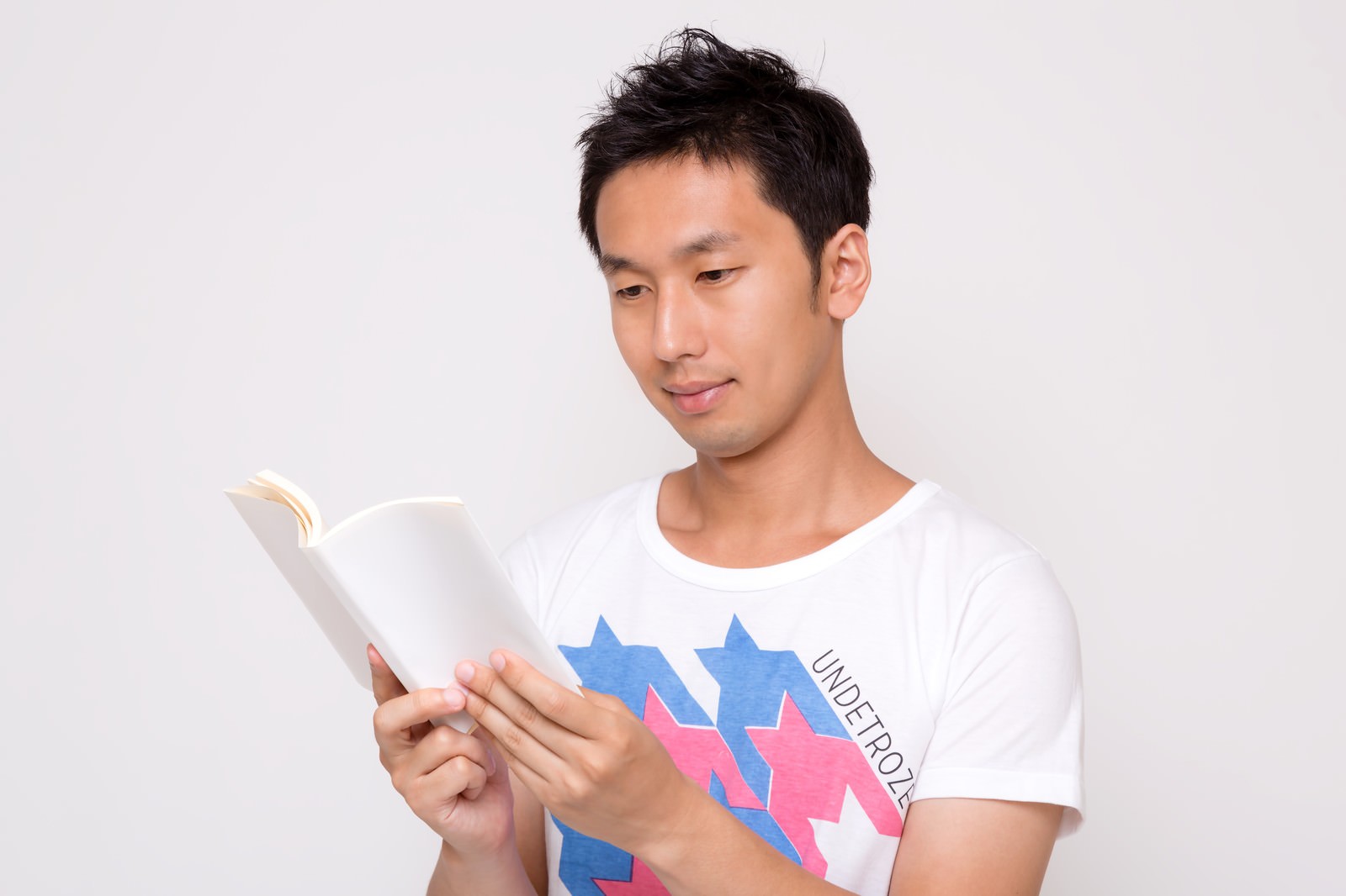 読書する男性の写真 画像 を無料ダウンロード フリー素材のぱくたそ 読書する男性の写真 画像 を無料ダウンロード フリー素材のぱくたそ