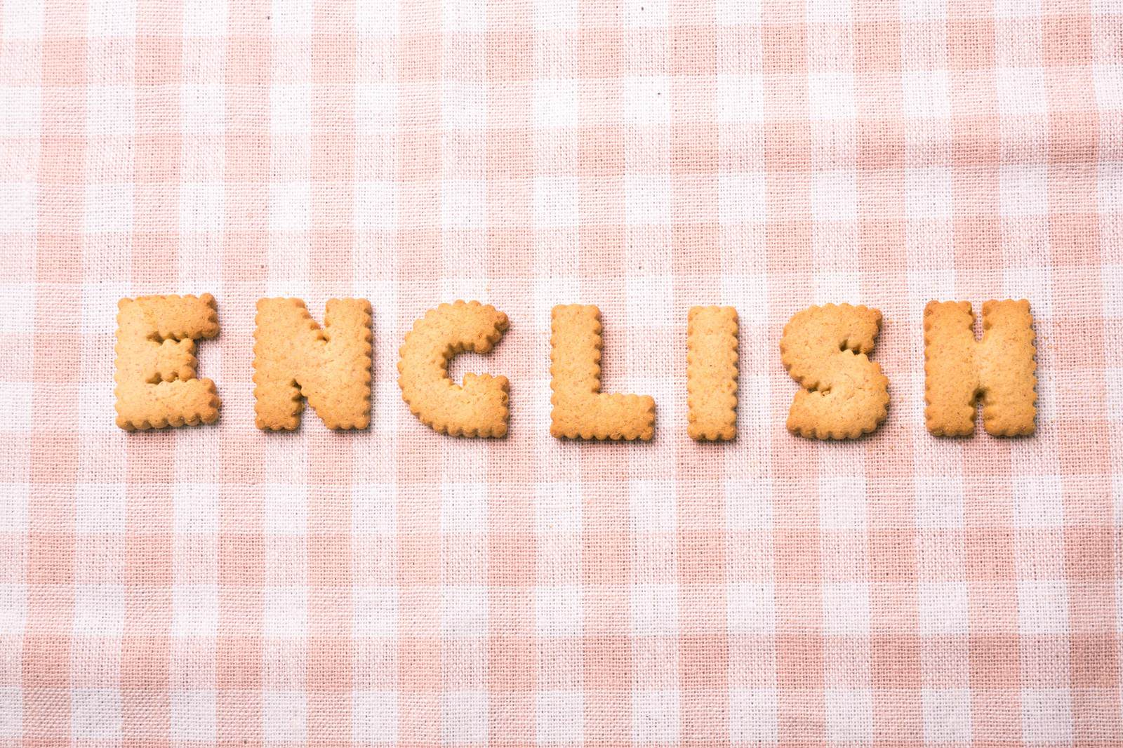 「ENGLISH と並べられた英語のクッキー」の写真