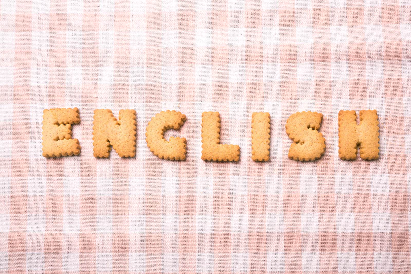 「ENGLISH と並べられた英語のクッキー」