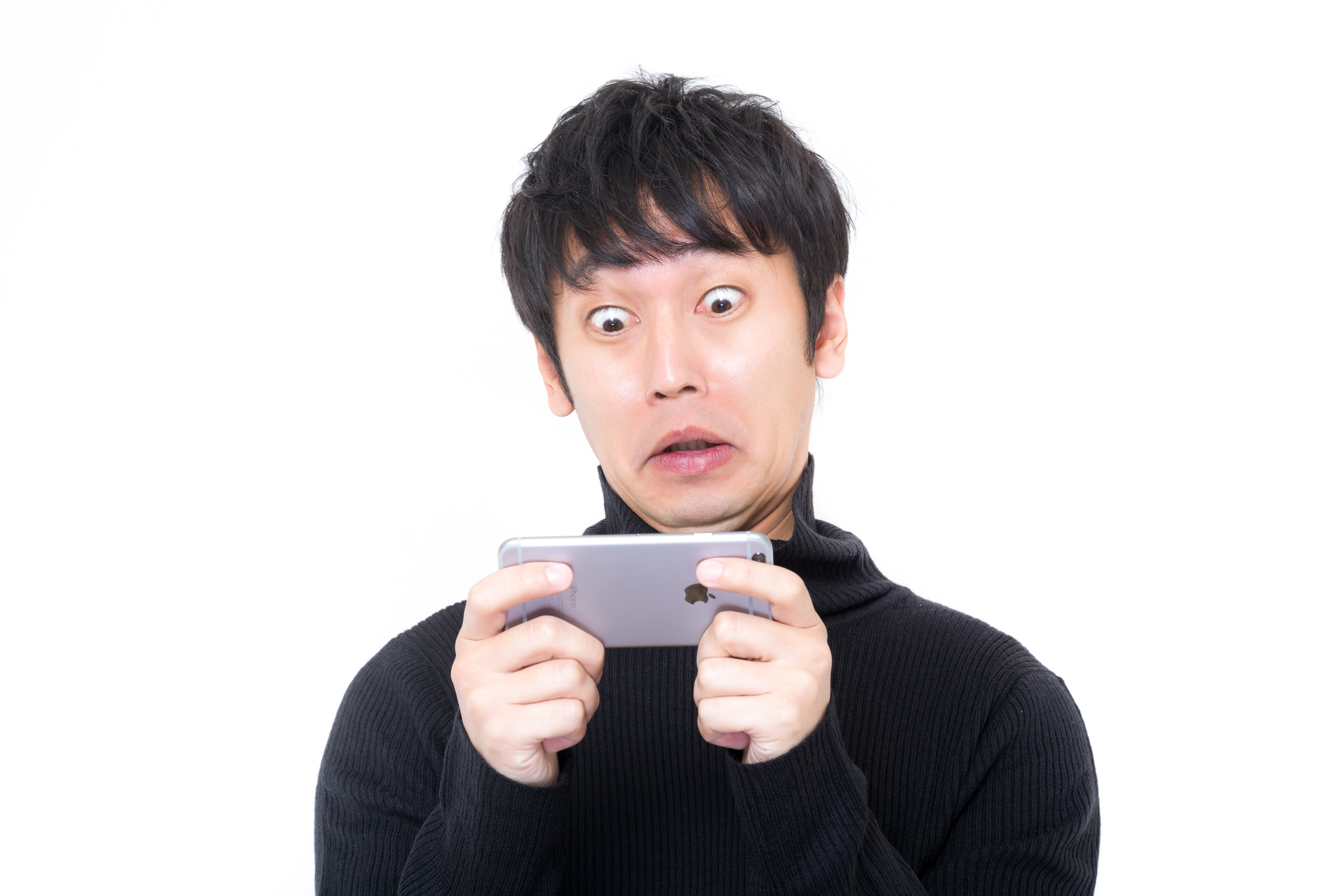 ぎょえー スマホで衝撃映像を見る男性 の写真を無料ダウンロード フリー素材 ぱくたそ ぎょえー スマホで衝撃映像を見る男性 の写真を無料ダウンロード フリー素材 ぱくたそ