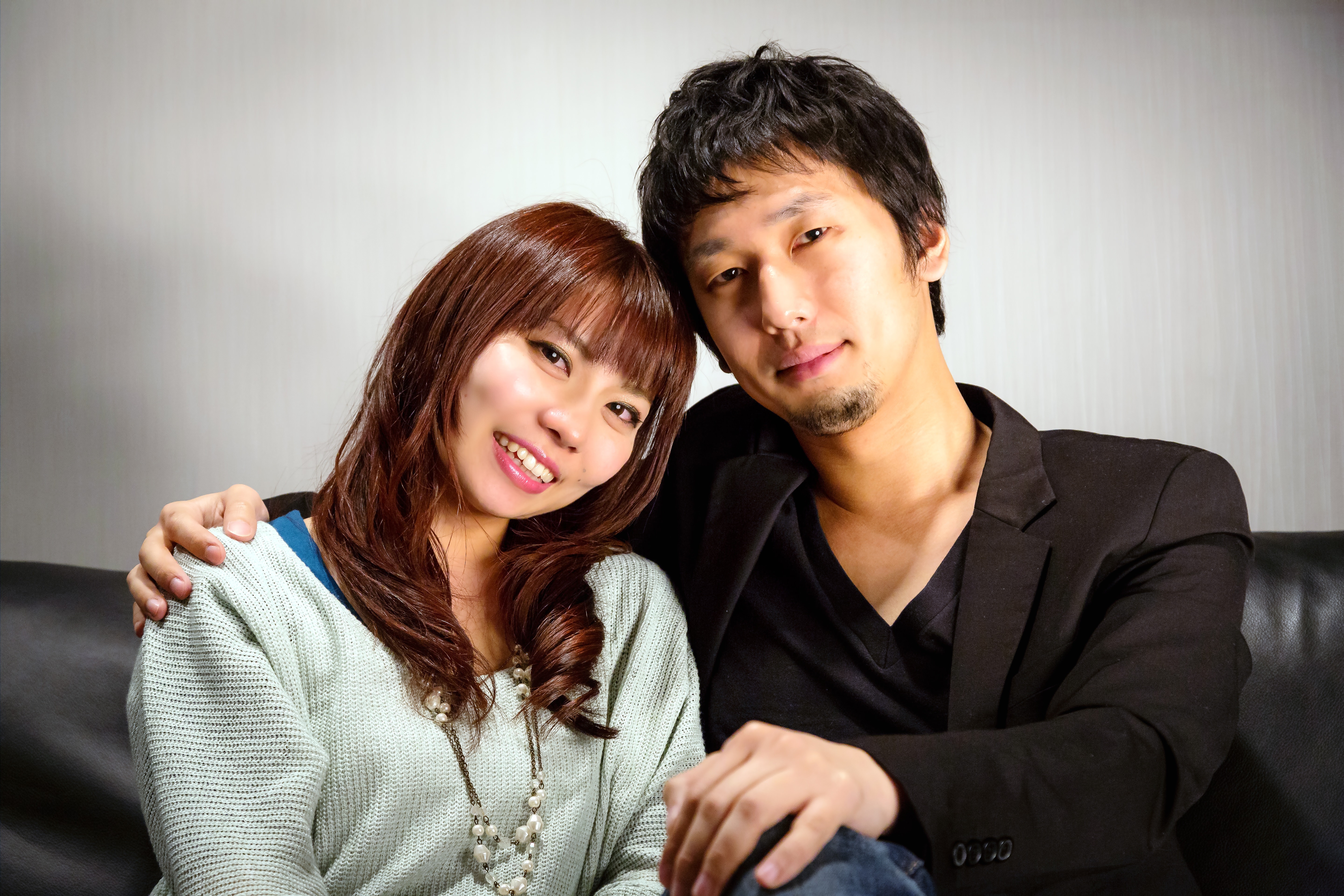 ソファーに座る男女の写真素材 ぱくたそ