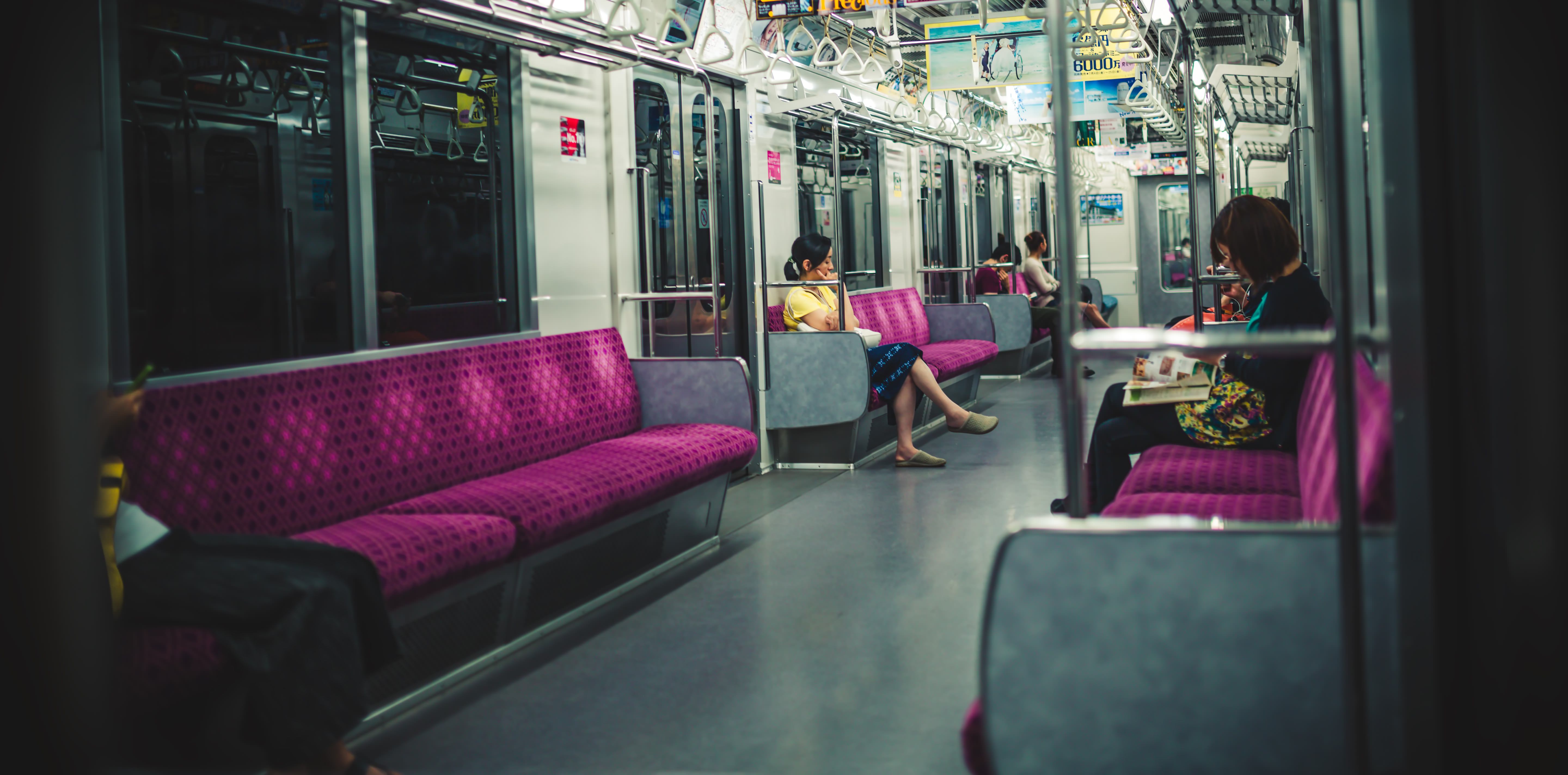 夜間の電車内のフリー素材 ぱくたそ