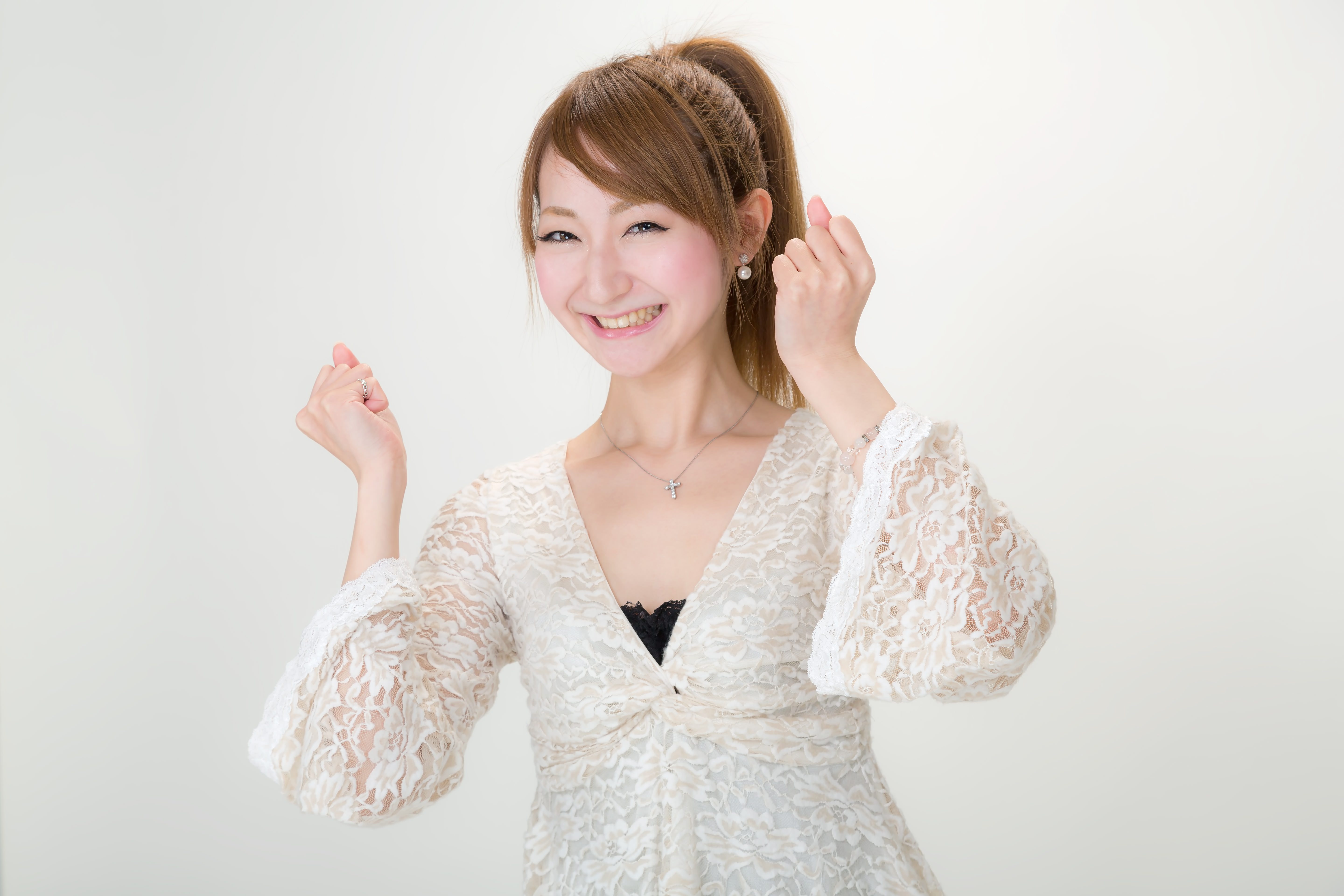 ファイト 頑張ってと応援する女性の写真素材 ぱくたそ