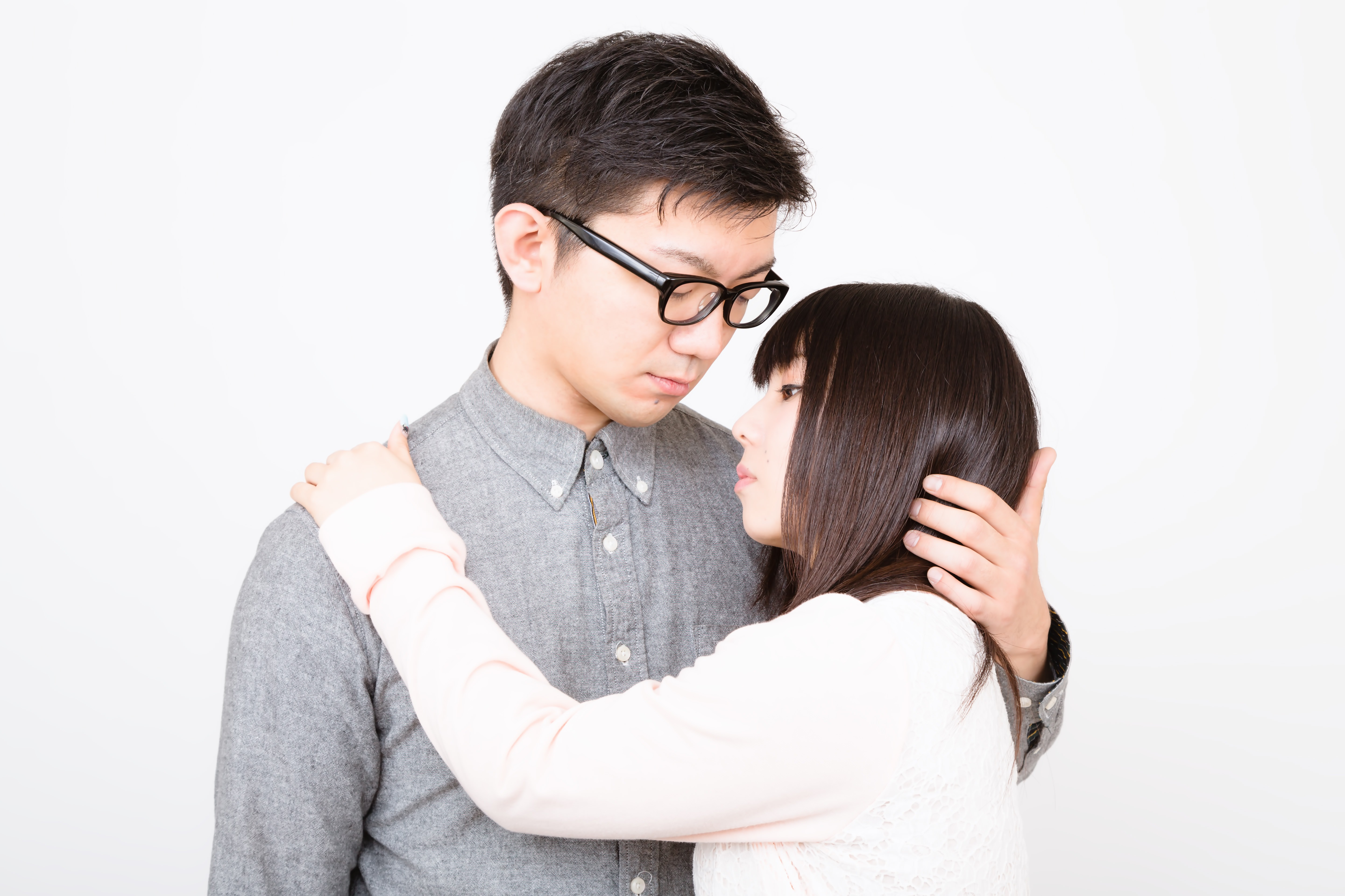 口付けをしようと彼女をやさしく抱擁する彼氏の写真素材 ぱくたそ 口付けをしようと彼女をやさしく抱擁する彼氏の写真素材 ぱくたそ