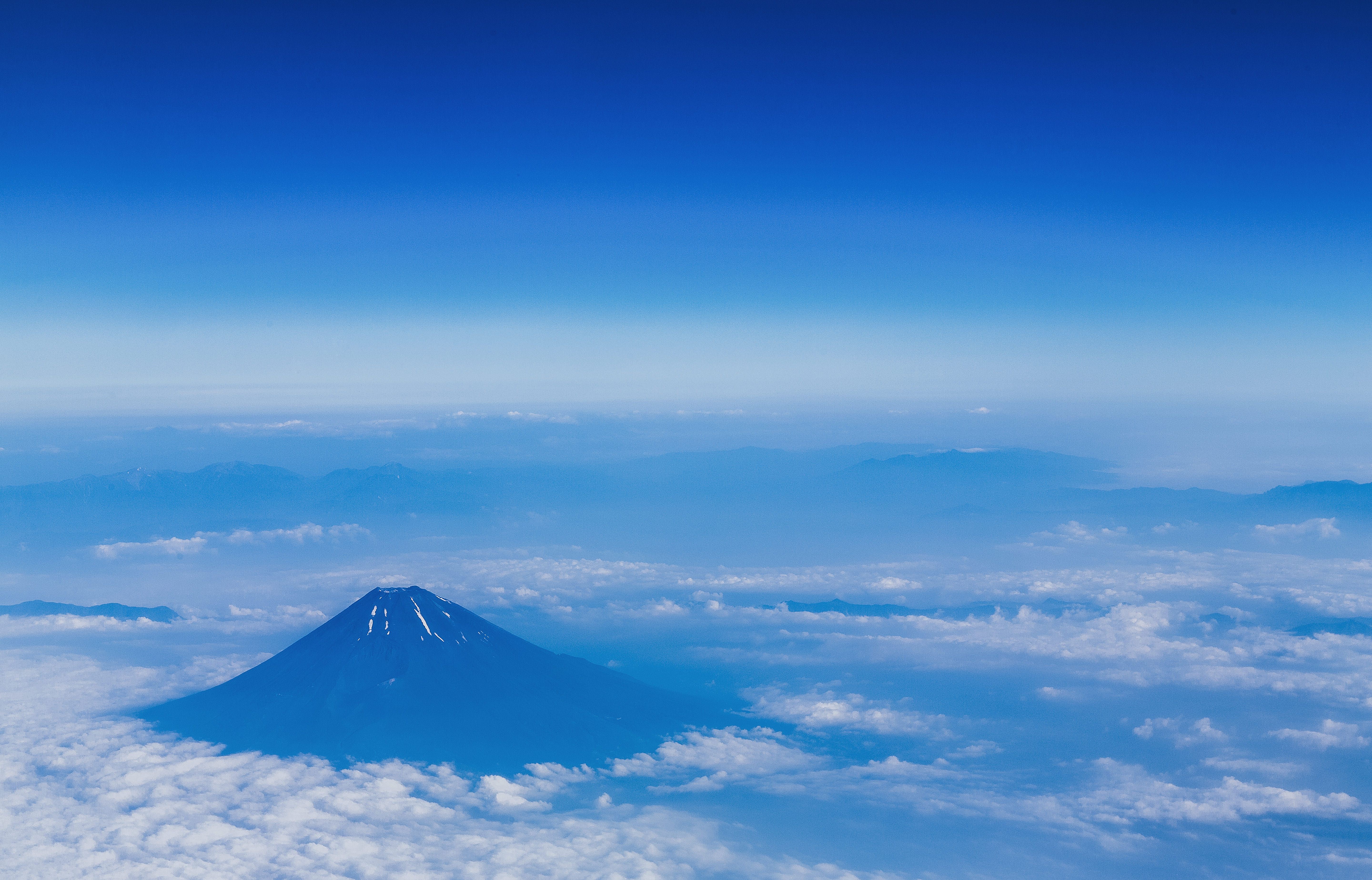 上空から雪解けの富士山 夏 の写真素材 ぱくたそ