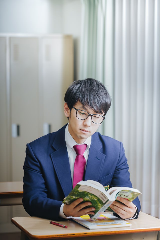授業中堂々とマンガを読む知能犯の写真を無料ダウンロード フリー素材 ぱくたそ 授業中堂々とマンガを読む知能犯の写真を無料ダウンロード フリー素材 ぱくたそ