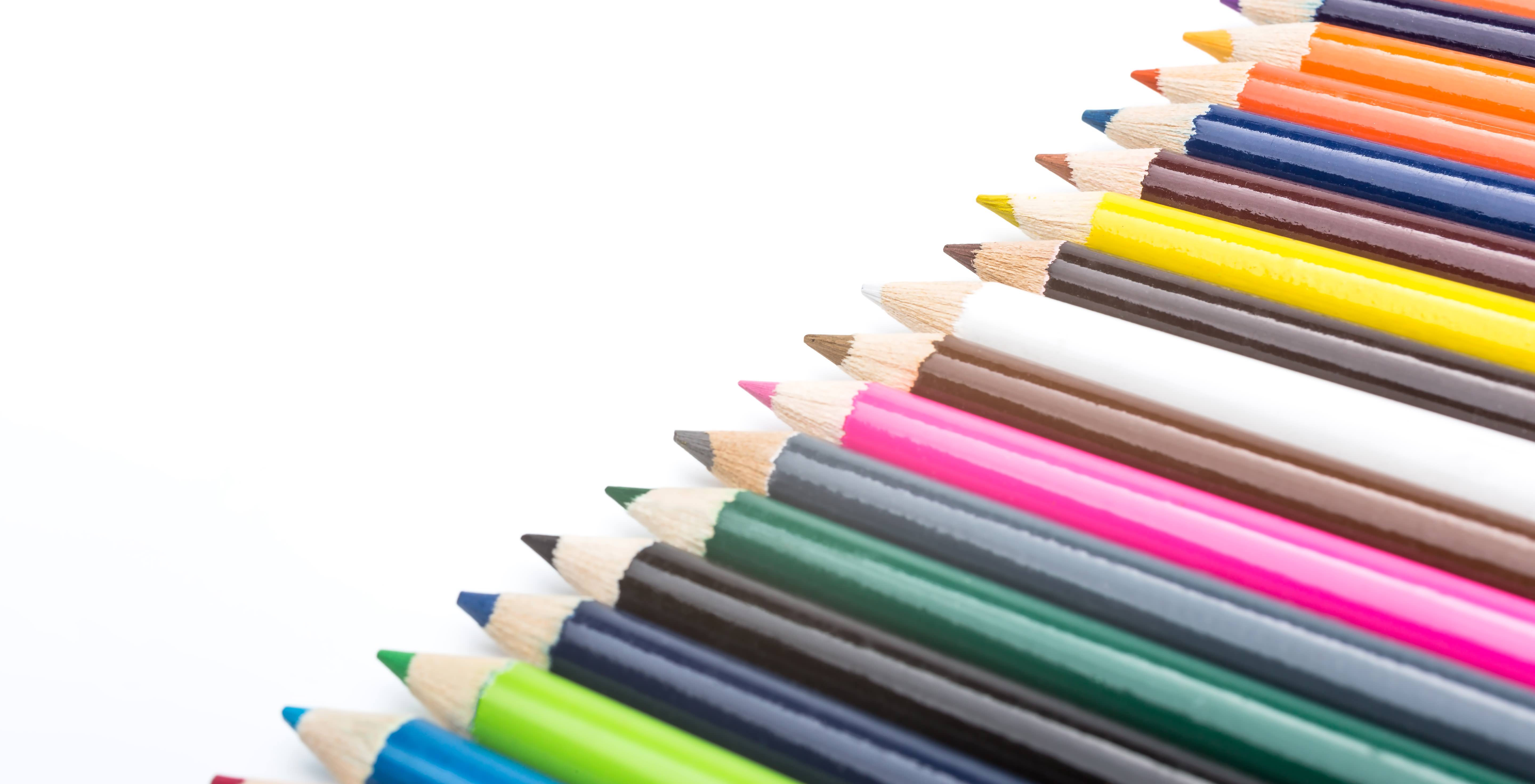 並べられた色鉛筆｜ぱくたそフリー素材