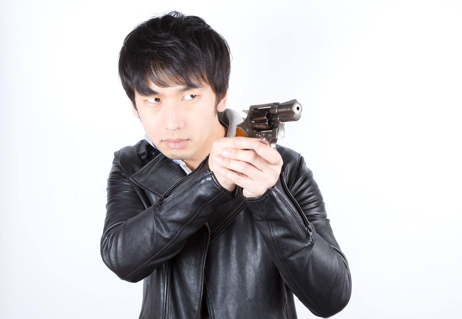 犯罪者 無職 に拳銃を向けて威嚇する刑事風の男性の写真 画像 を無料ダウンロード フリー素材のぱくたそ 犯罪者 無職 に拳銃を向けて威嚇する刑事風の男性の写真 画像 を無料ダウンロード フリー素材のぱくたそ