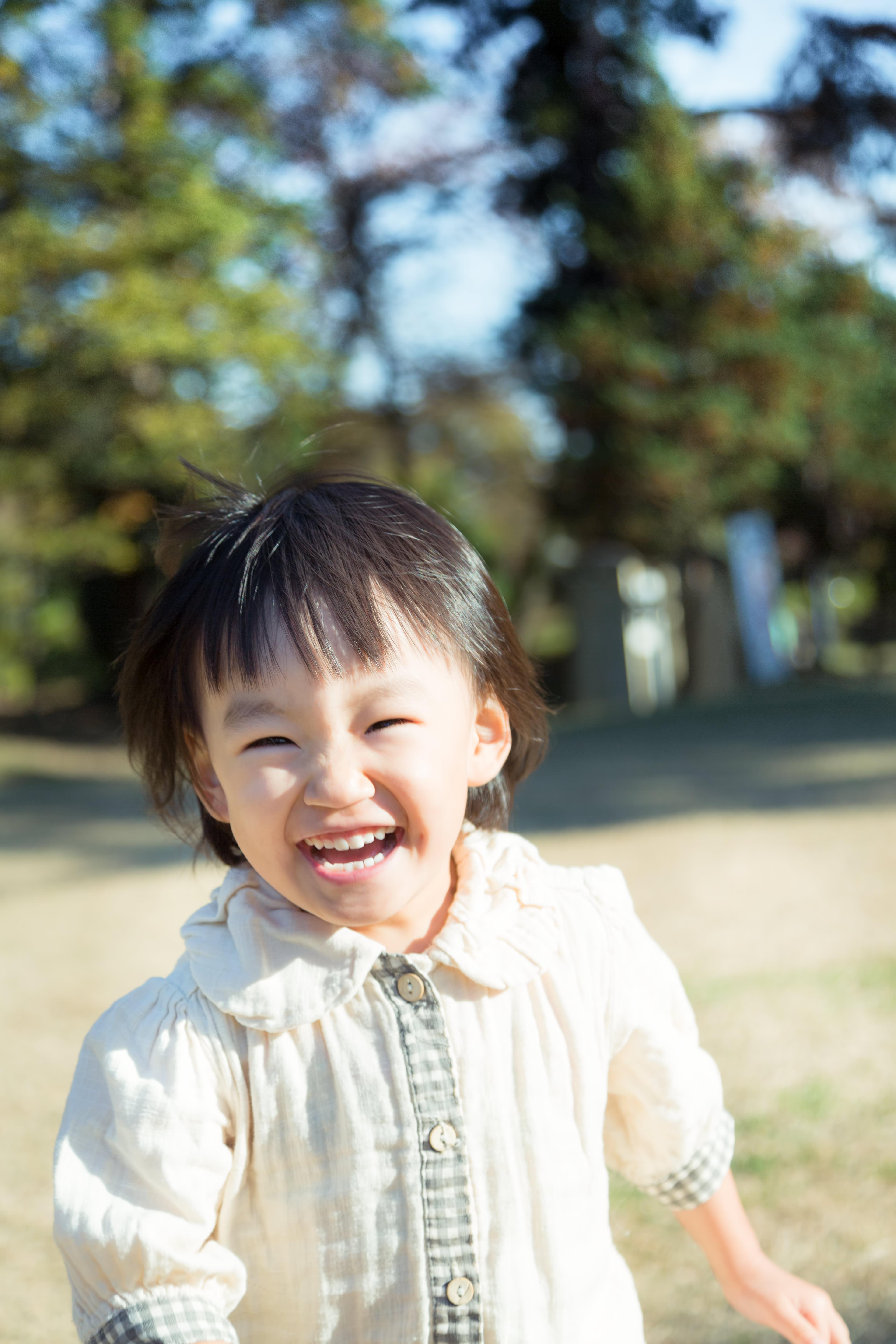 笑顔で公園を走り回る子供の写真を無料ダウンロード フリー素材 ぱくたそ