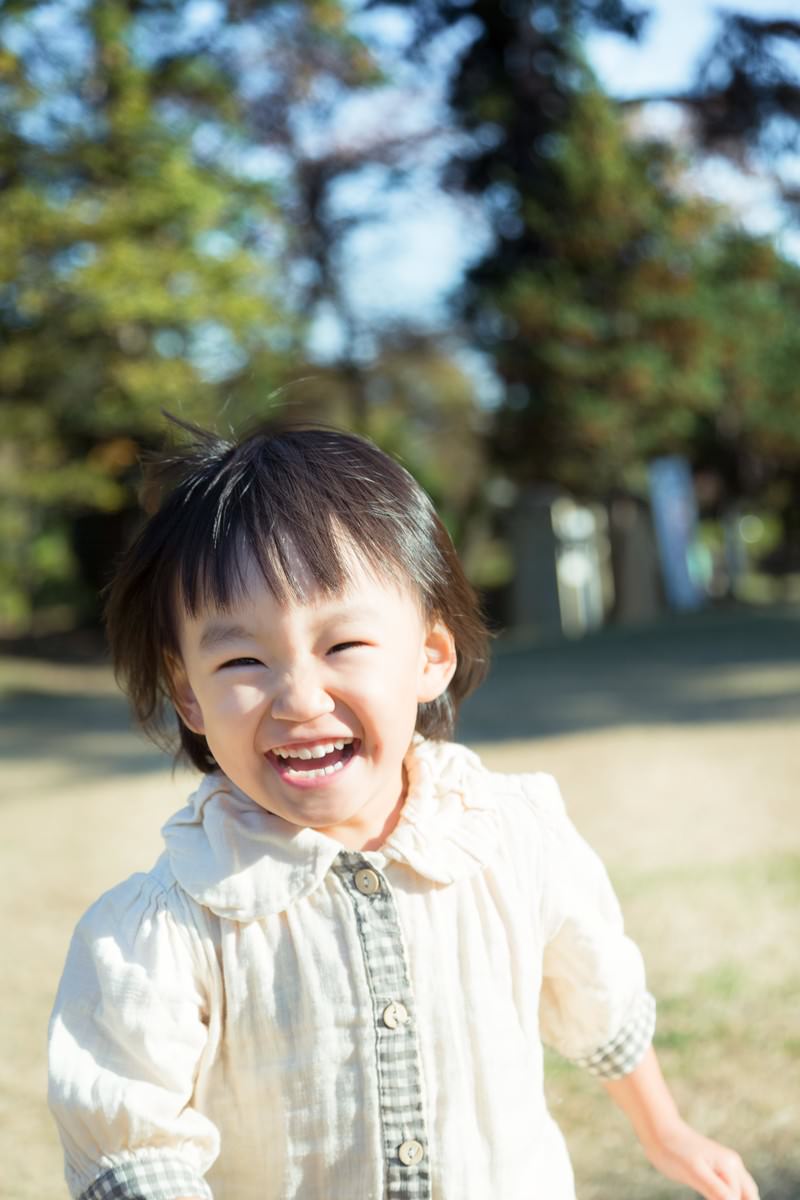 笑顔で公園を走り回る子供の写真 画像 フリー素材 ぱくたそ