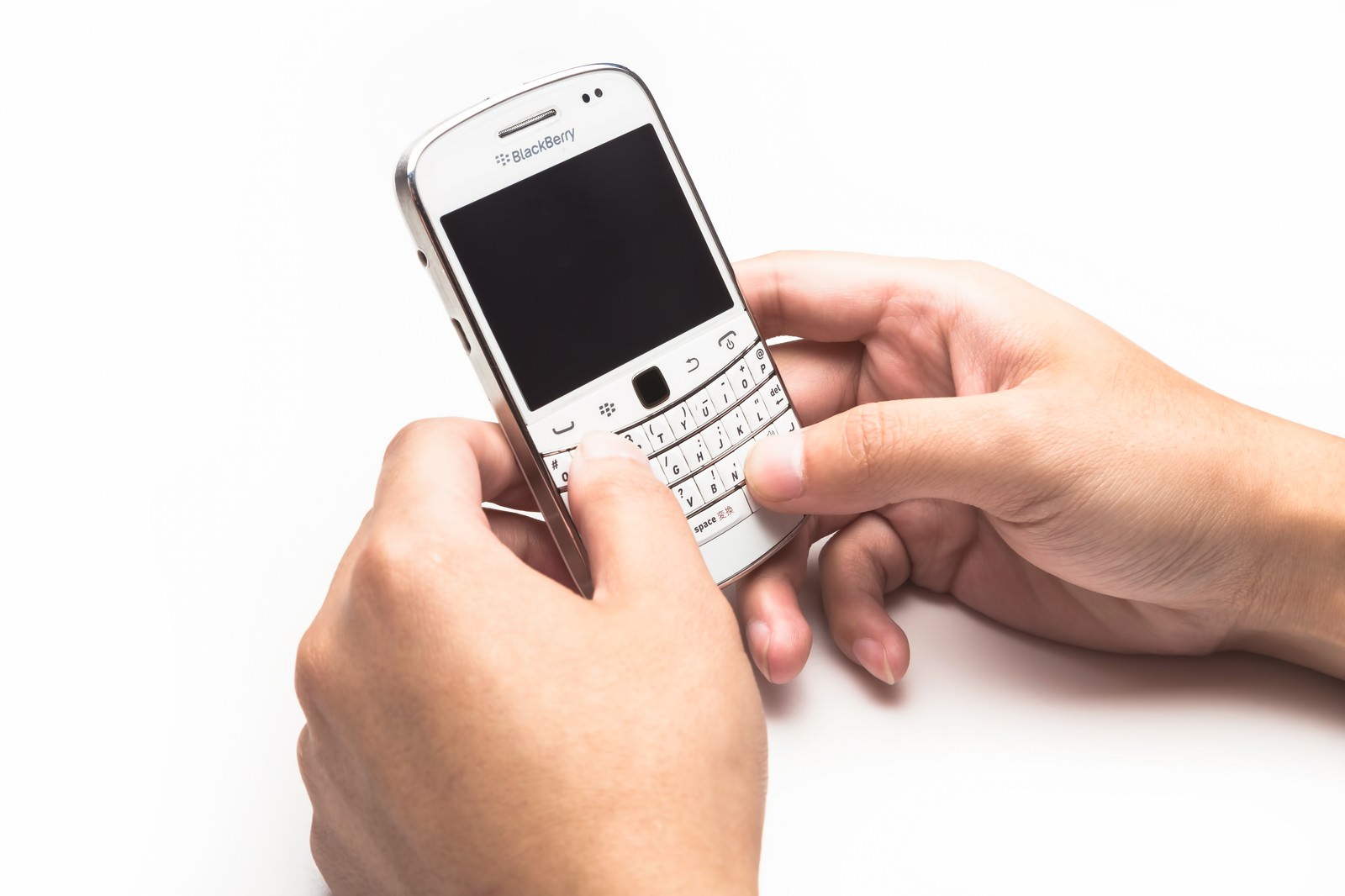 「BlackBerryを両手で操作する」の写真
