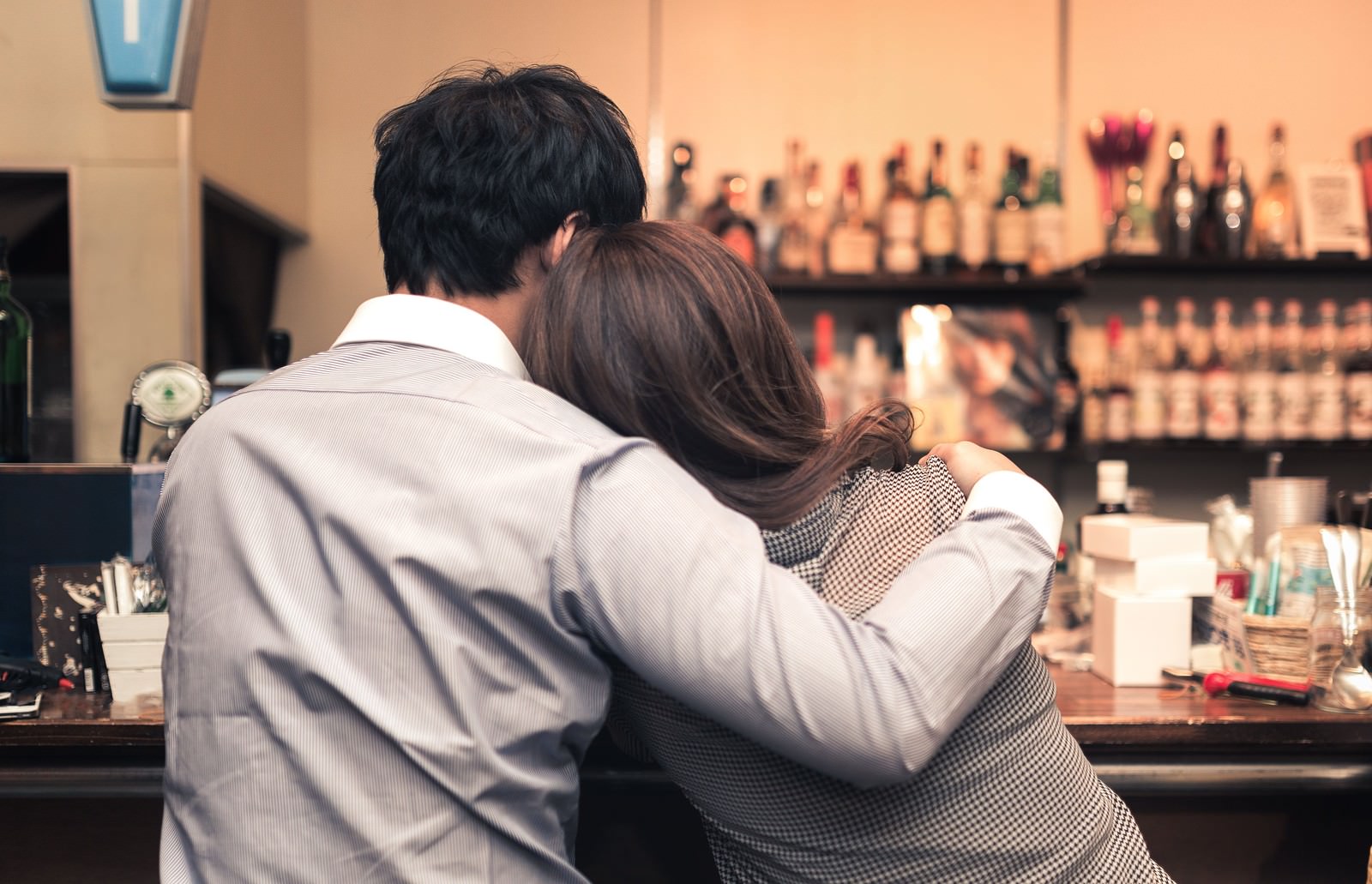 「バーで寄り添うお忍びカップル」の写真［モデル：大川竜弥］