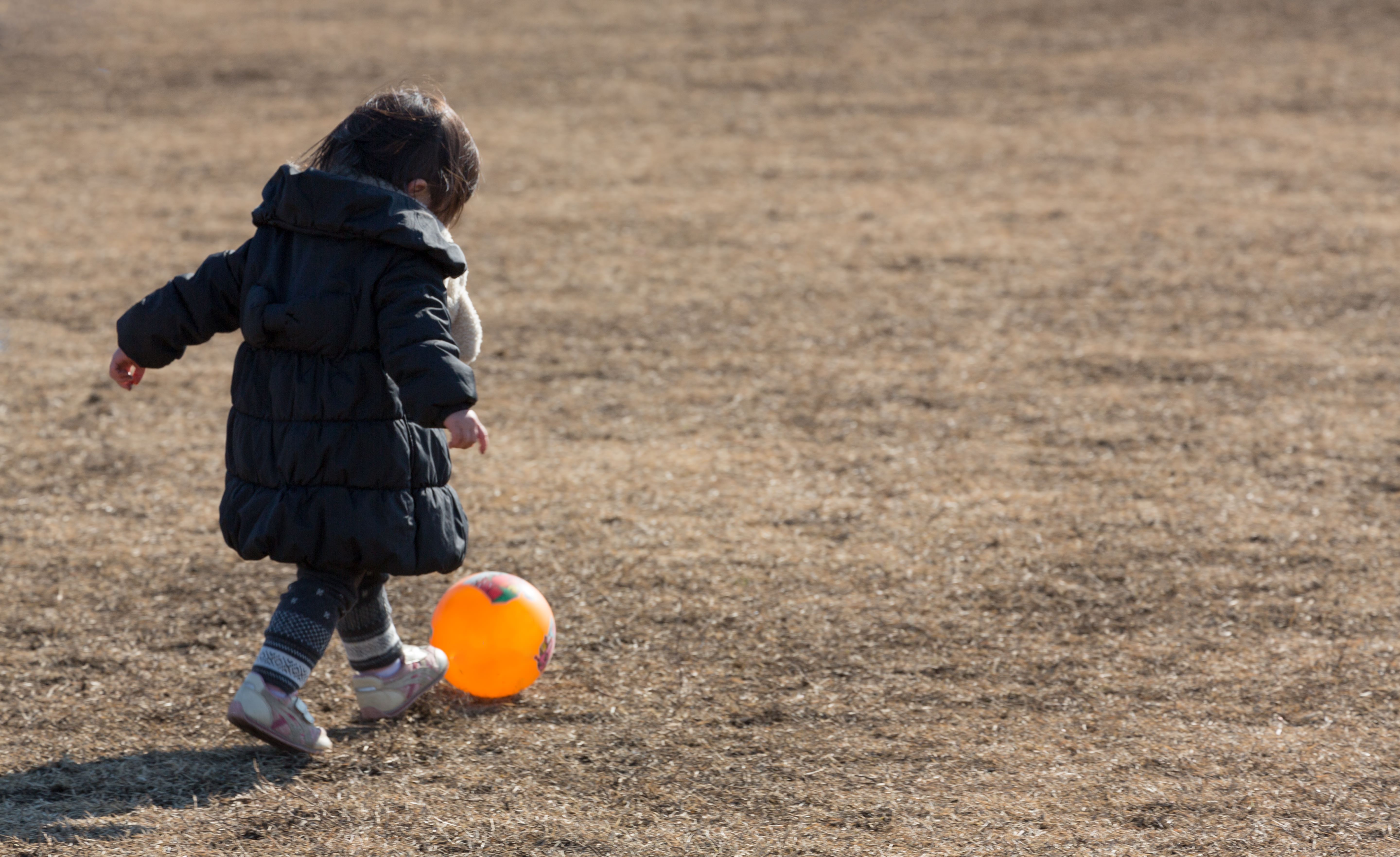 子どもが庭で遊ぶ