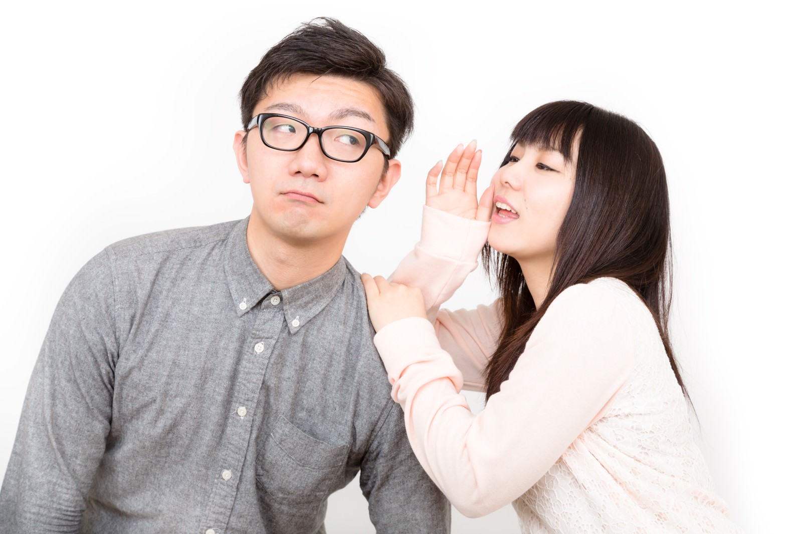 「いいこと教えてあげるから耳を貸してと内緒話をする恋人」［モデル：OZPA Lala］