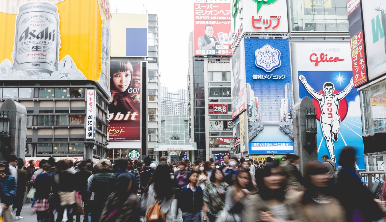 人で込み合う道頓堀 戎橋 の写真 画像 を無料ダウンロード フリー素材のぱくたそ