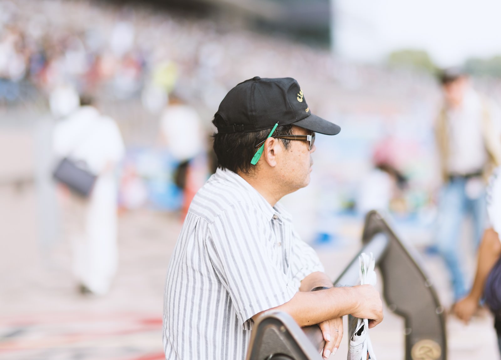 「競馬新聞を片手に持つおじさん競馬新聞を片手に持つおじさん」のフリー写真素材を拡大