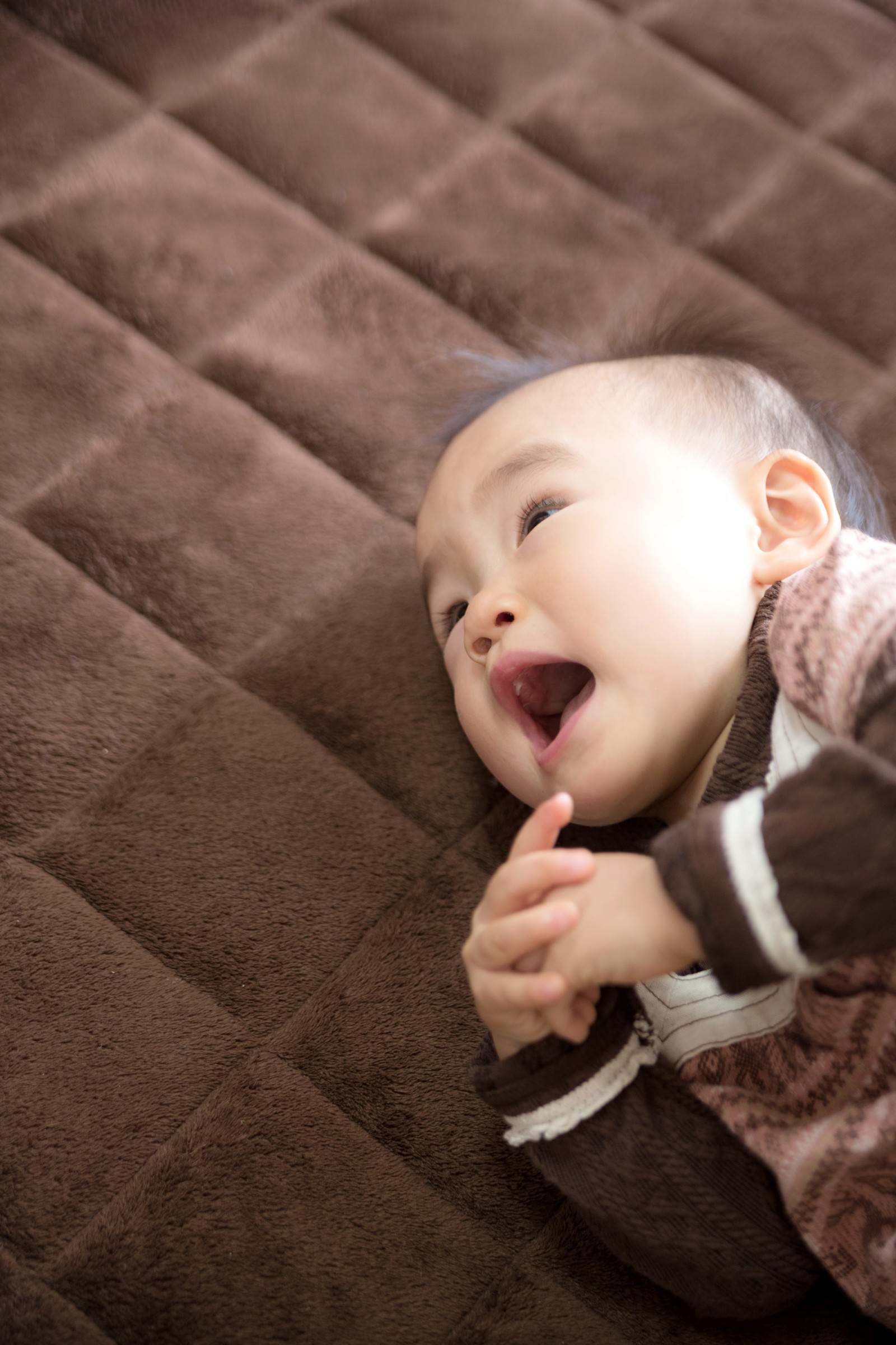 横になってママを呼ぶ幼児の写真を無料ダウンロード フリー素材 ぱくたそ 横になってママを呼ぶ幼児の写真を無料ダウンロード フリー素材 ぱくたそ