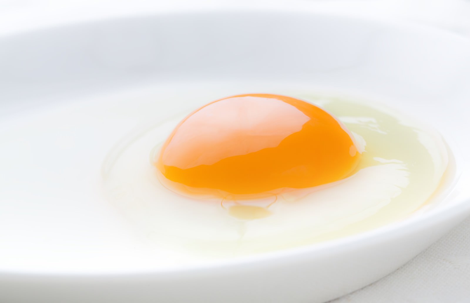 「綺麗な生卵 | フリー素材のぱくたそ」の写真