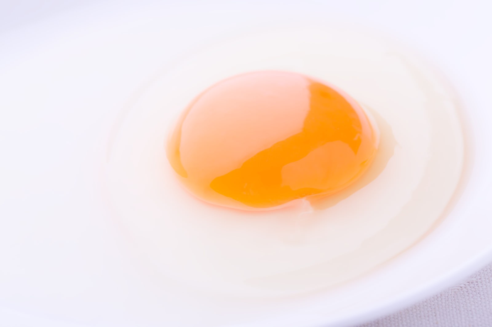 「割ったばかりの卵 | フリー素材のぱくたそ」の写真