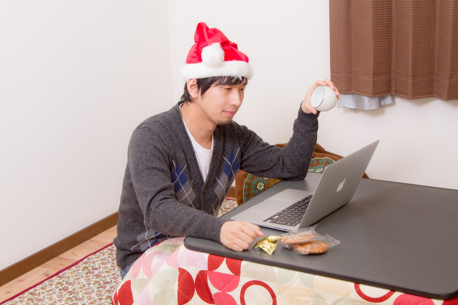 「おまいらのクリスマス | フリー素材のぱくたそ」の写真［モデル：大川竜弥］