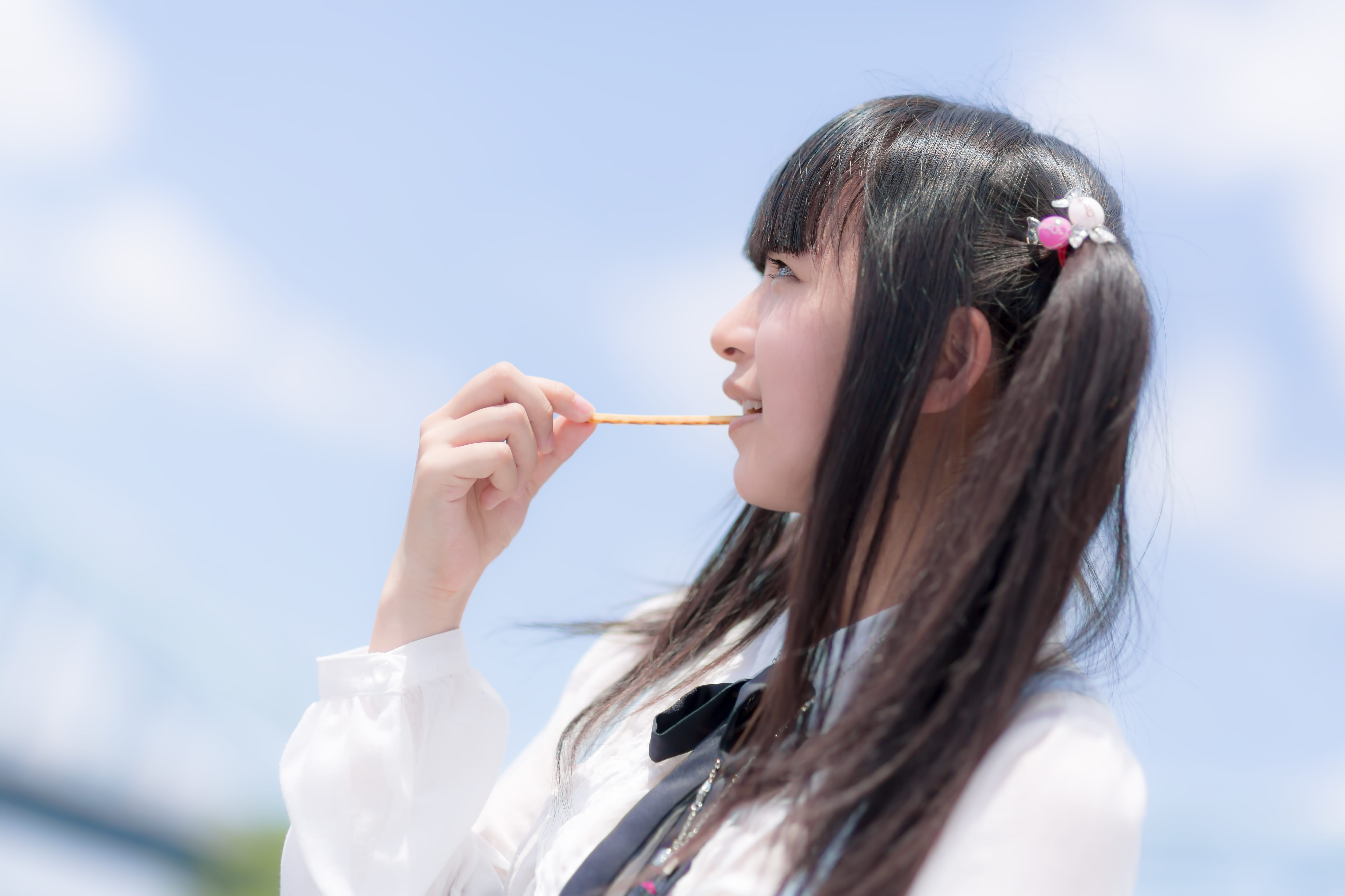お菓子を食べるツインテールの女の子の写真を無料ダウンロード フリー素材 ぱくたそ お菓子を食べるツインテールの女の子の写真を無料ダウンロード フリー素材 ぱくたそ